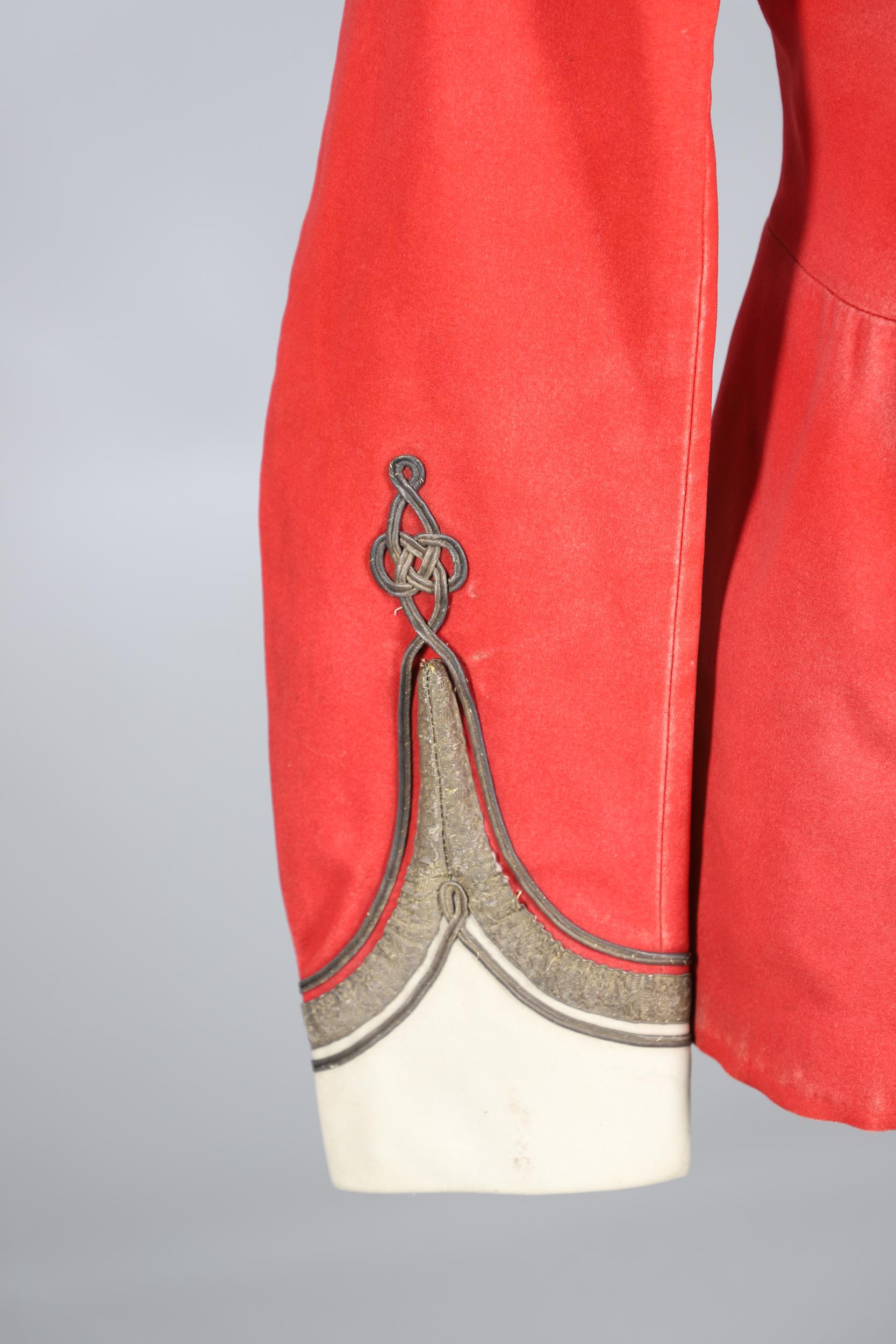 AN EARLY 20TH CENTURY SCARLET TUNIC FOR THE WORCESTER REGIMENT. - Image 4 of 16