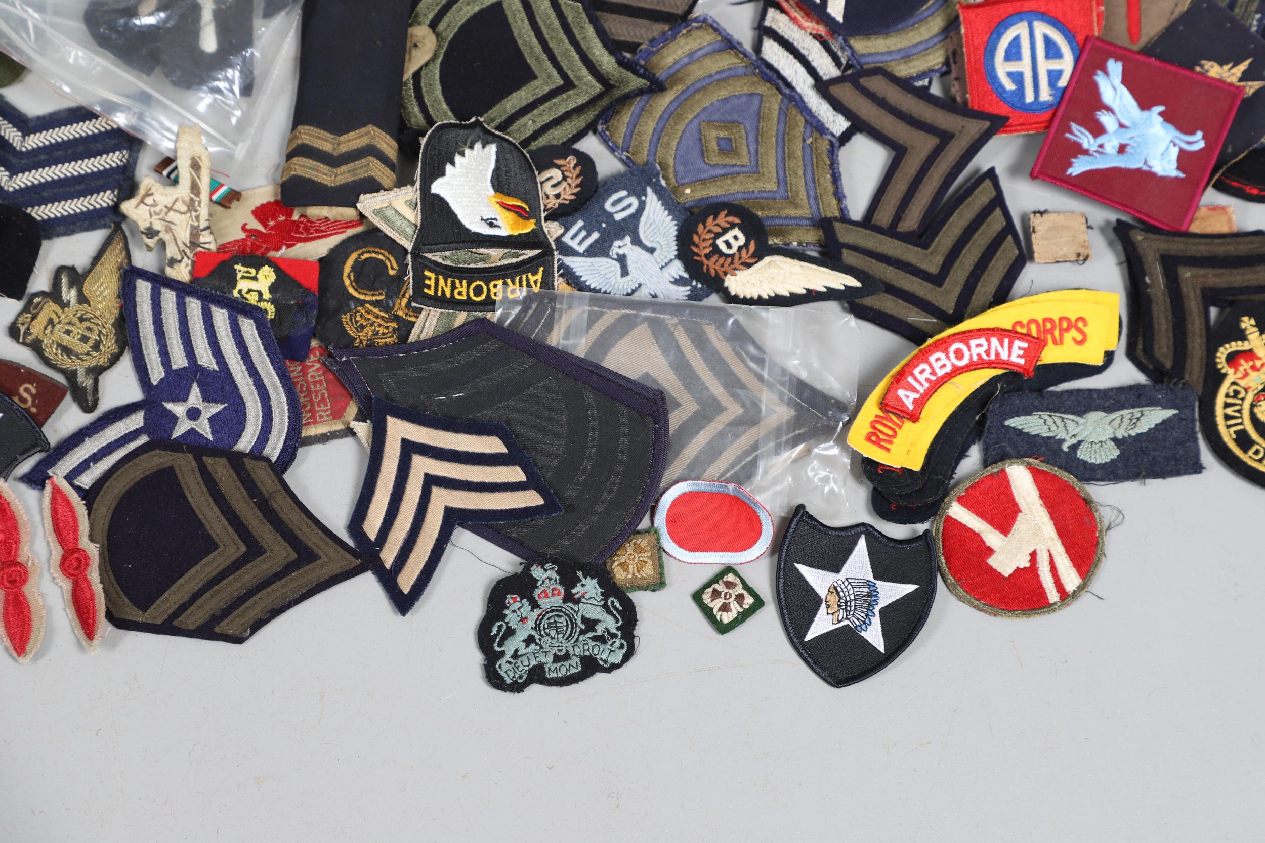 AN EXTENSIVE COLLECTION OF ARMY AND AIR FORCE UNIFORM PATCHES AND RANK INSIGNIA. - Image 8 of 14