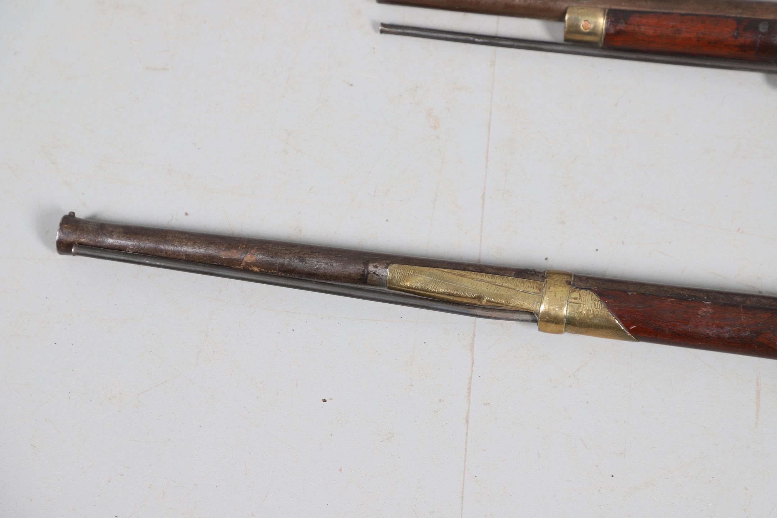 A 19TH CENTURY ENFIELD TYPE PERCUSSION FIRING RIFLE AND ANOTHER SIMILAR. - Bild 22 aus 22