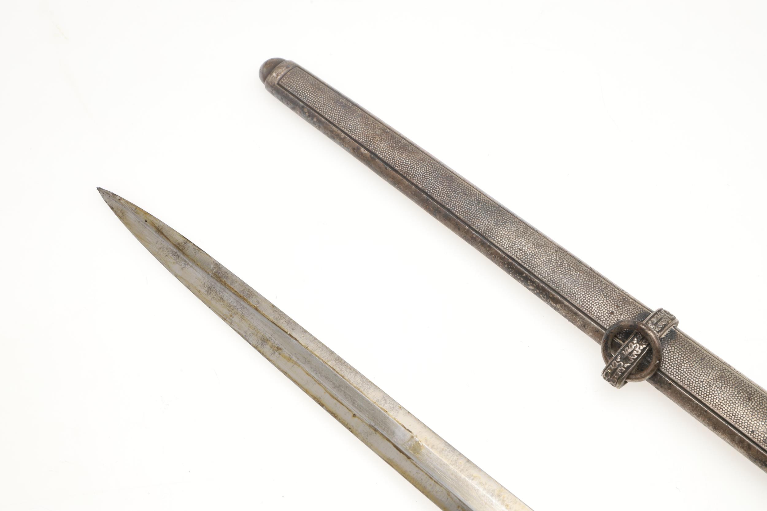 A SECOND WORLD WAR GERMAN SECOND PATTERN LUFTWAFFE DAGGER AND SCABBARD. - Image 7 of 8