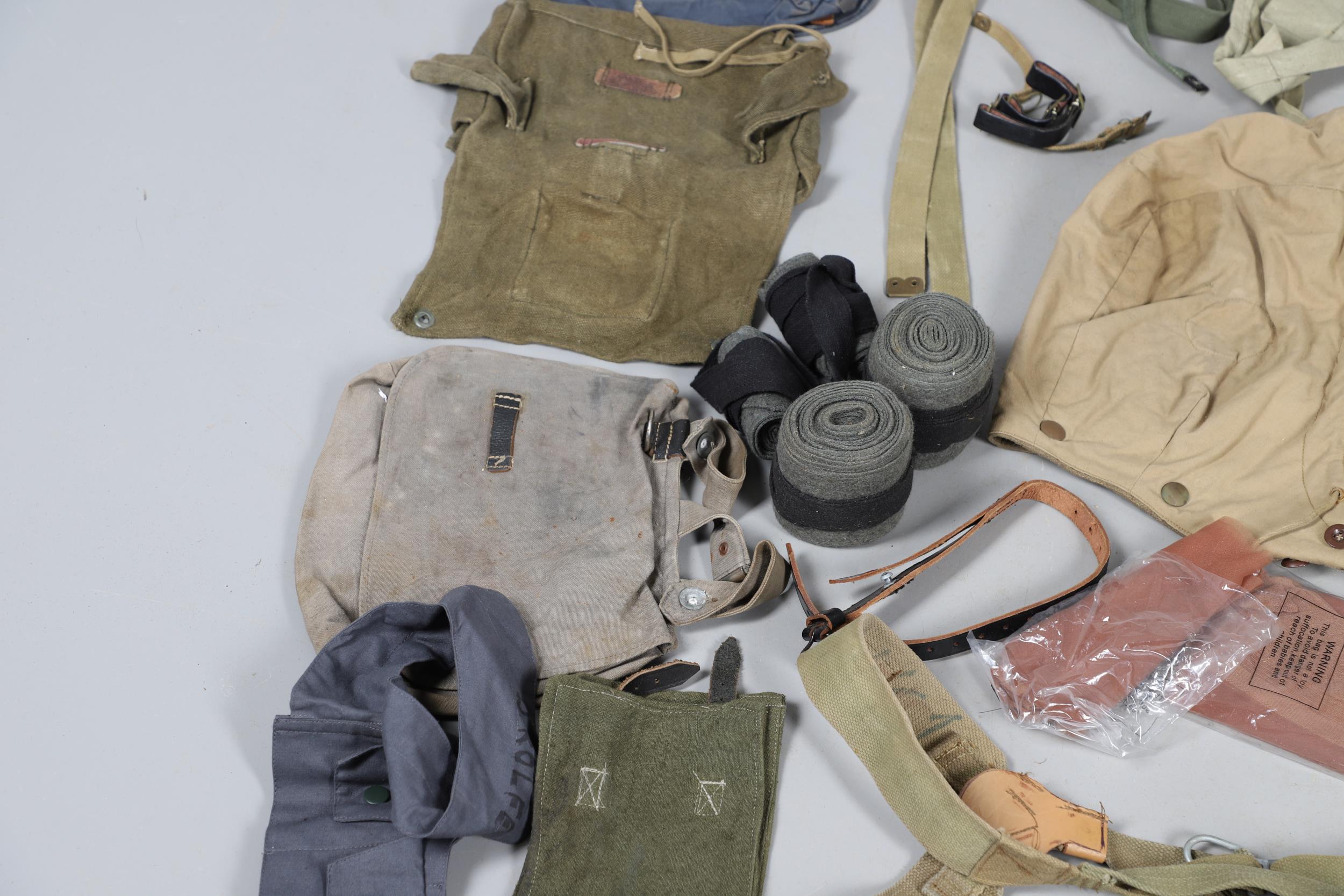 A LARGE COLLECTION OF WEBBING BELTS, KNEE PADS AND OTHER UNIFORM ITEMS, SECOND WORLD WAR AND LATER. - Bild 13 aus 28