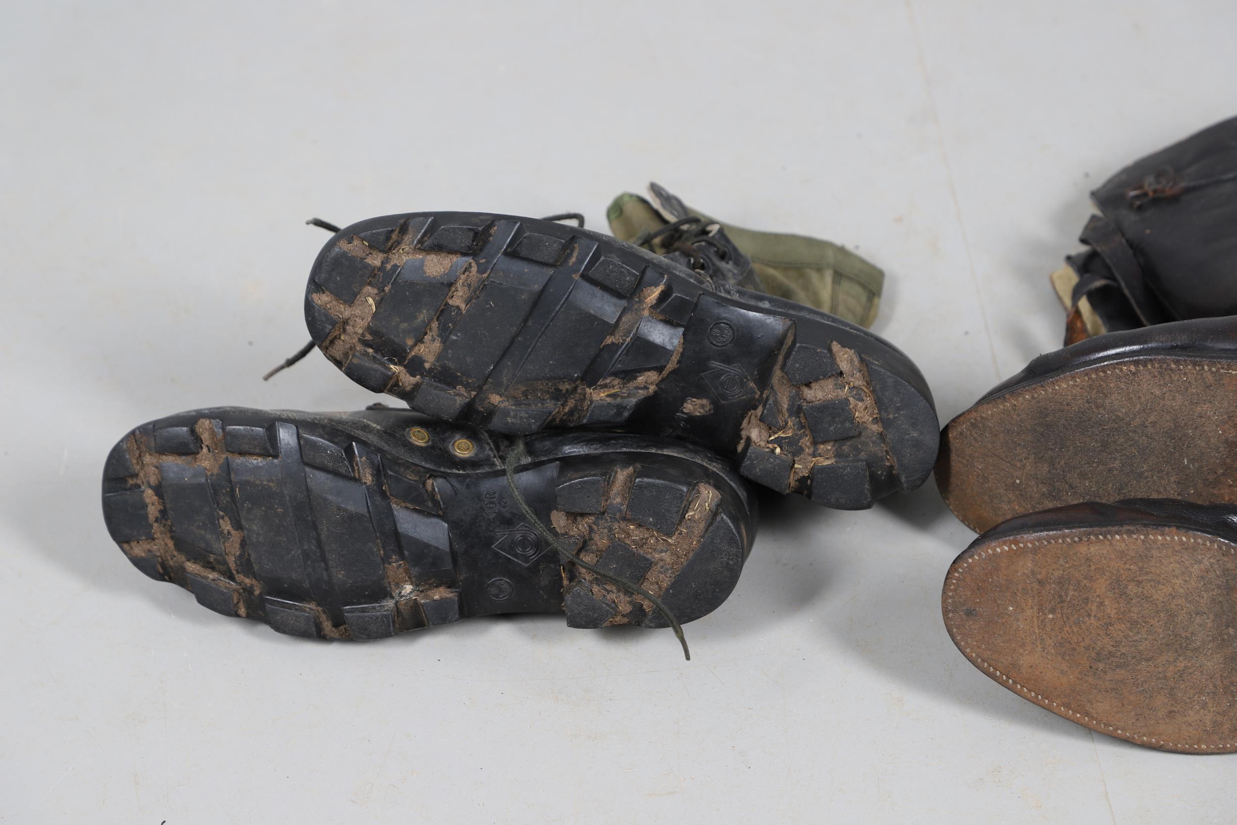 A COLLECTION OF MILITARY TYPE BOOTS TO INCLUDE A PAIR OF GERMAN TYPE BOOTS. - Bild 13 aus 14