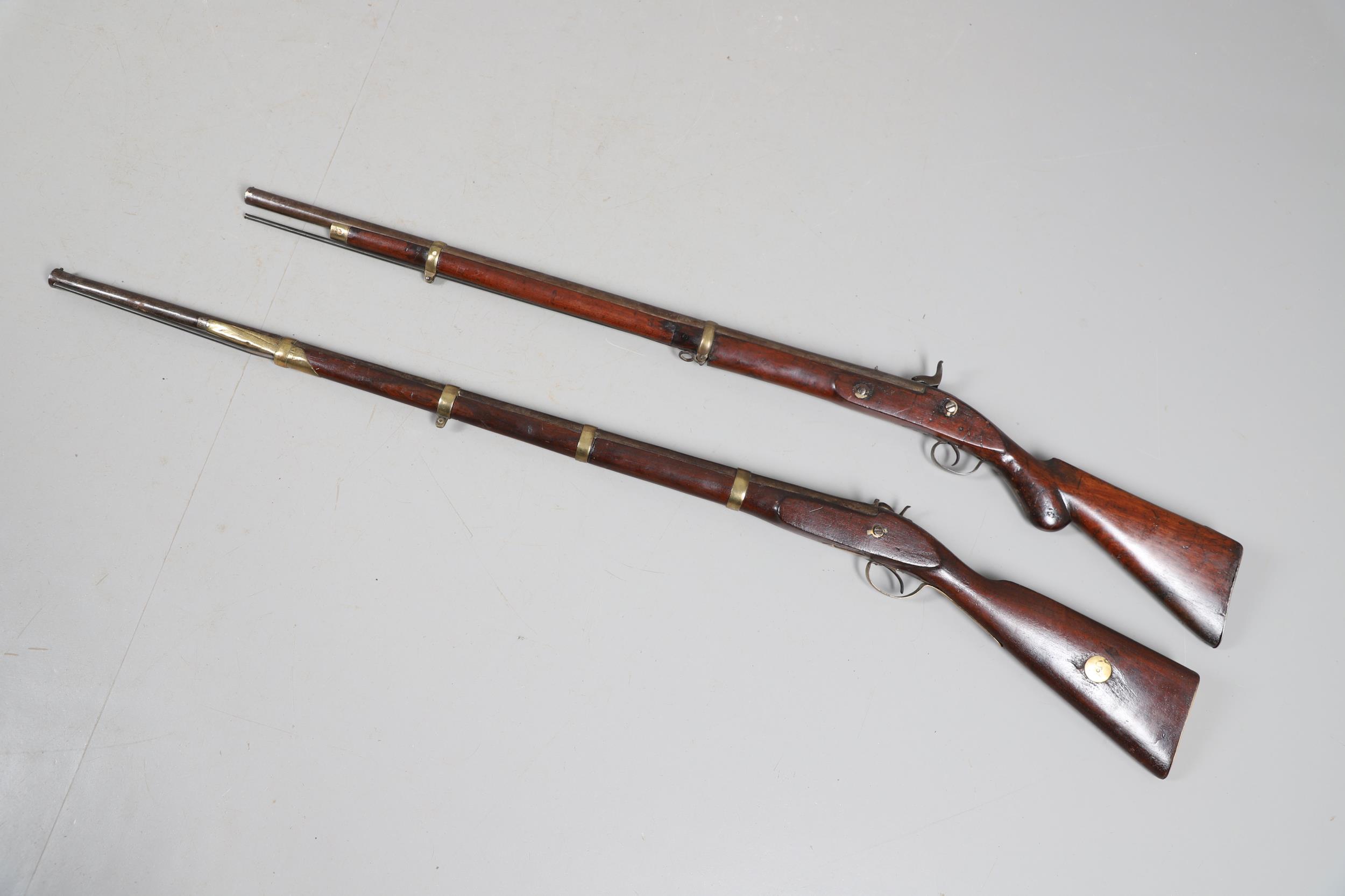 A 19TH CENTURY ENFIELD TYPE PERCUSSION FIRING RIFLE AND ANOTHER SIMILAR. - Bild 14 aus 22