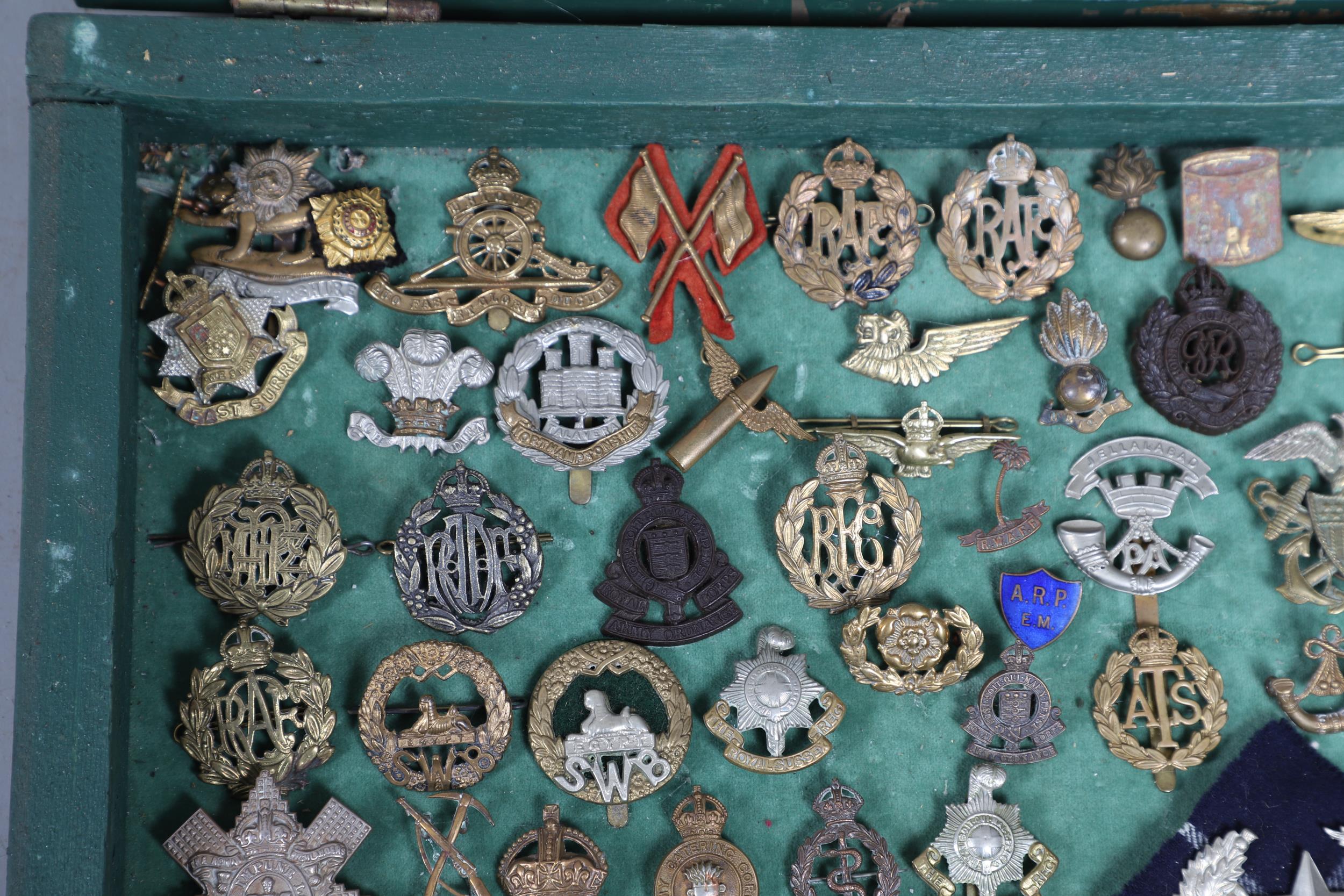 A COLLECTION OF MILITARY CAP BADGES AND OTHER INSIGNIA. - Bild 3 aus 11