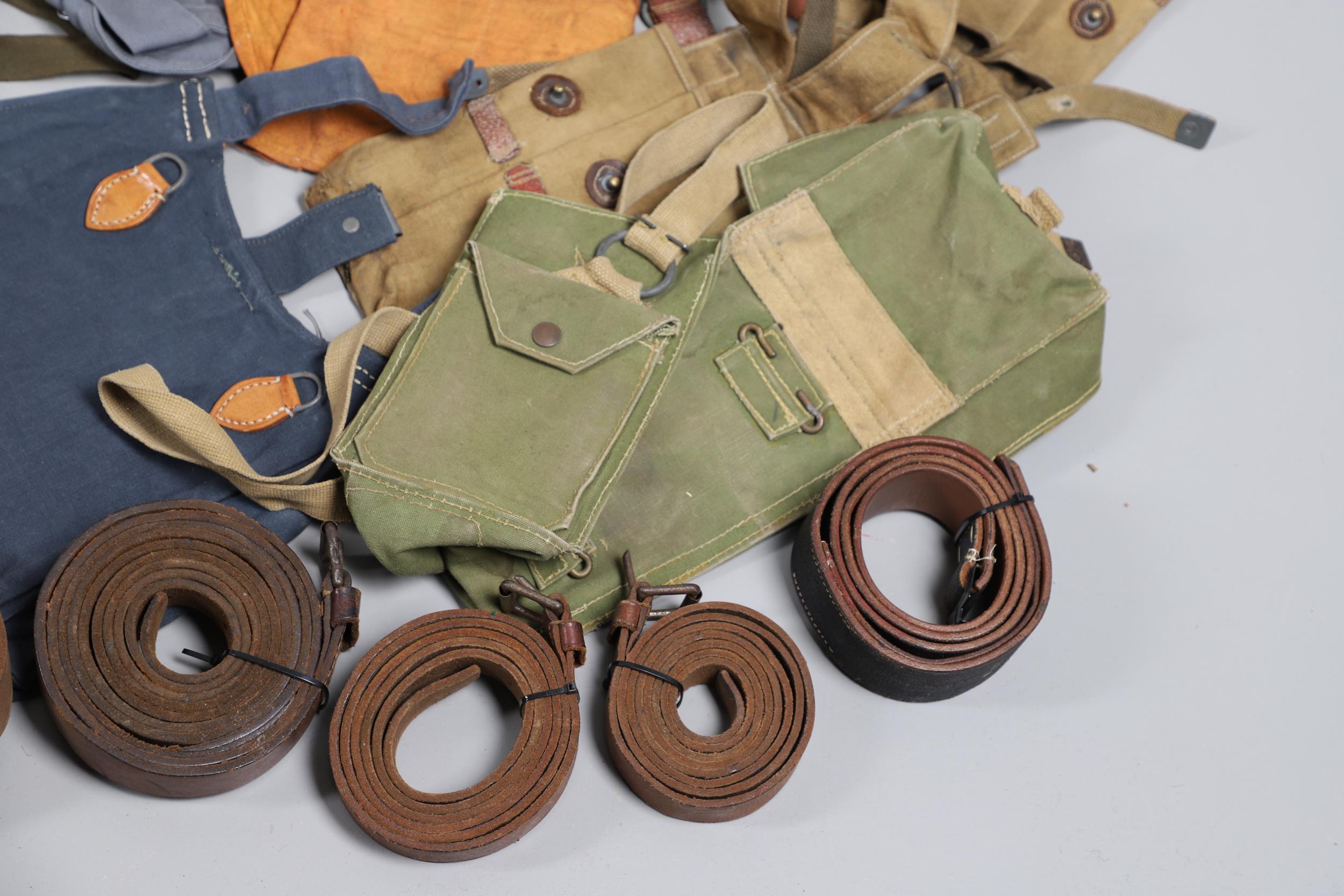 A LARGE COLLECTION OF WEBBING BELTS, KNEE PADS AND OTHER UNIFORM ITEMS, SECOND WORLD WAR AND LATER. - Bild 28 aus 28