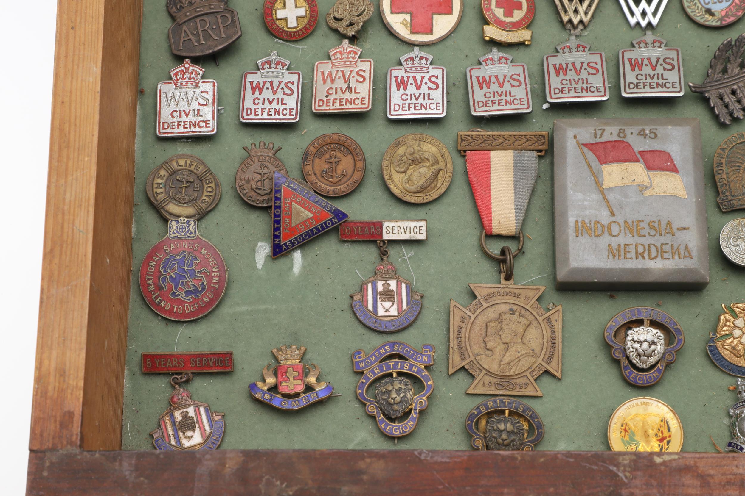 AN INTERESTING COLLECTION OF MILITARY RELATED ENAMEL AND SIMILAR BADGES. - Image 6 of 7
