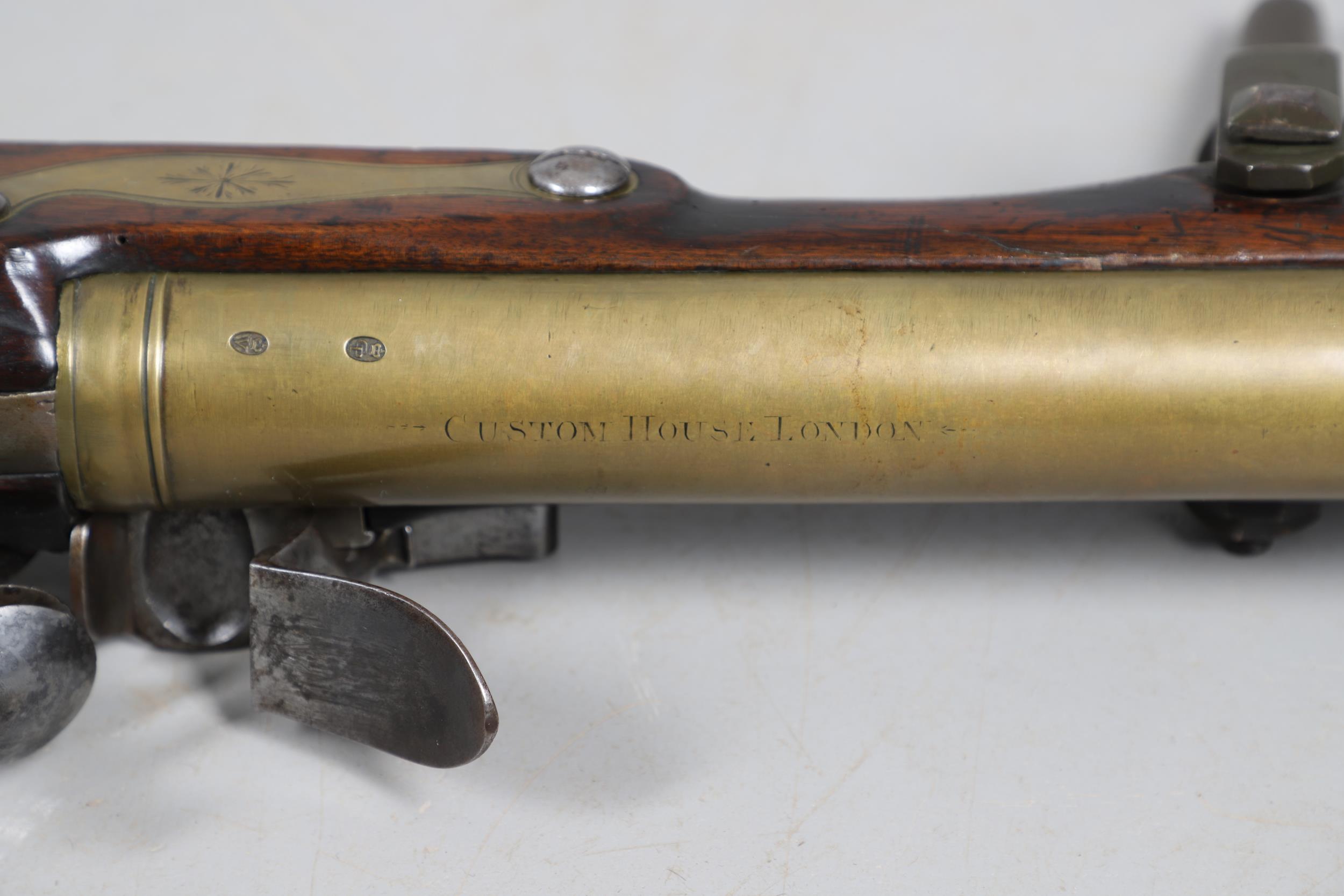 AN ENORMOUS LATE 18TH CENTURY SHIP MOUNTED CUSTOMS FLINTLOCK MUSKETOON. - Image 7 of 24