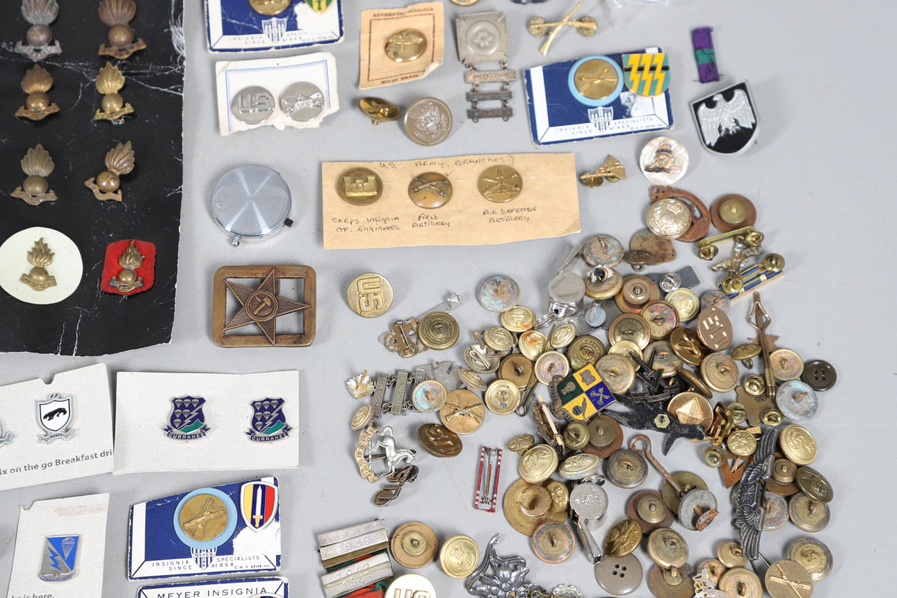 A MIXED COLLECTION OF MILITARY BADGES AND BUTTONS TO INCLUDE A FIRST WORLD WAR 'ON WAR SERVICE' BADG - Image 4 of 11