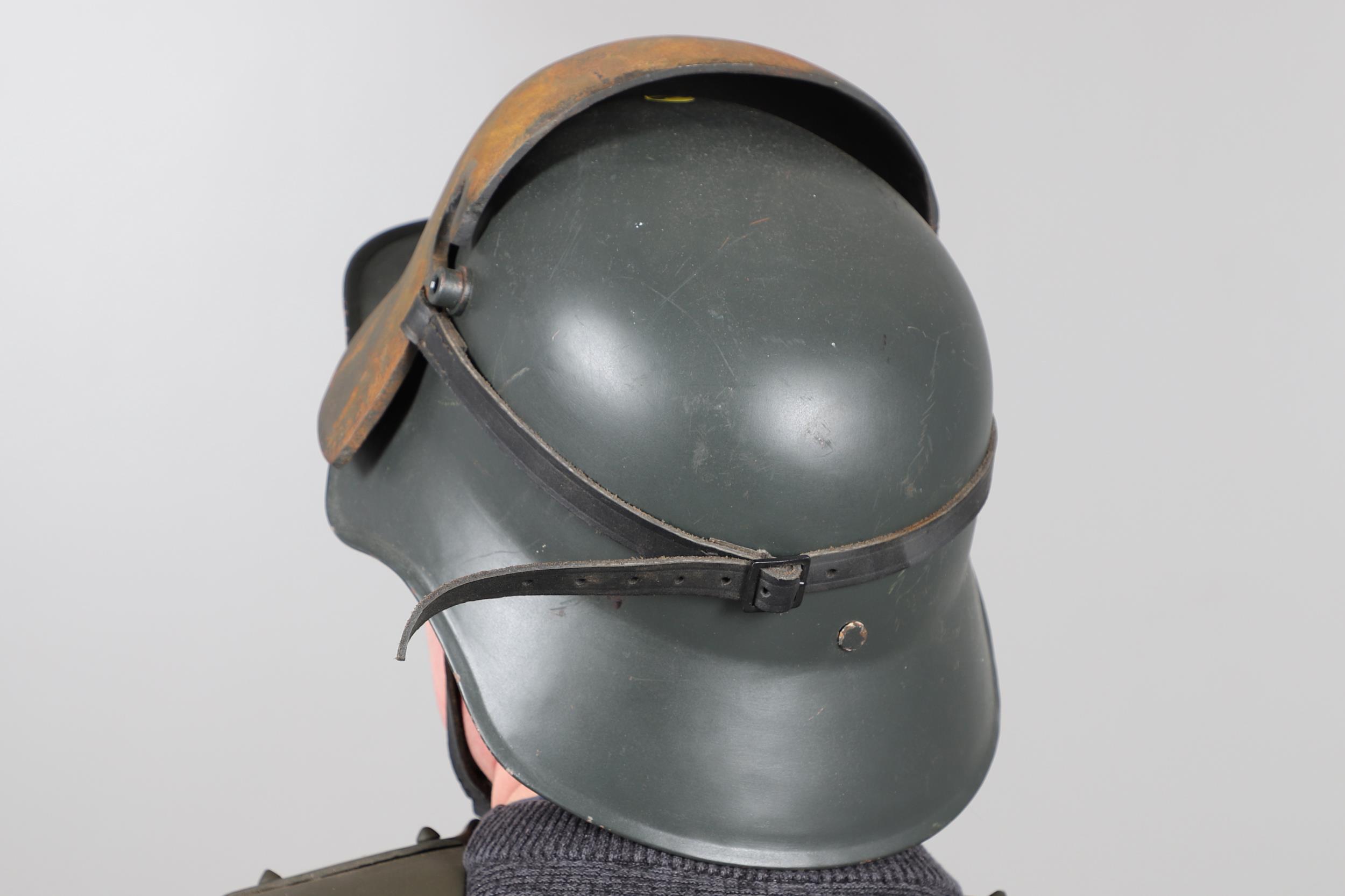 A REPRODUCTION SET OF FIRST WORLD WAR GERMAN BODY ARMOUR. - Image 6 of 10