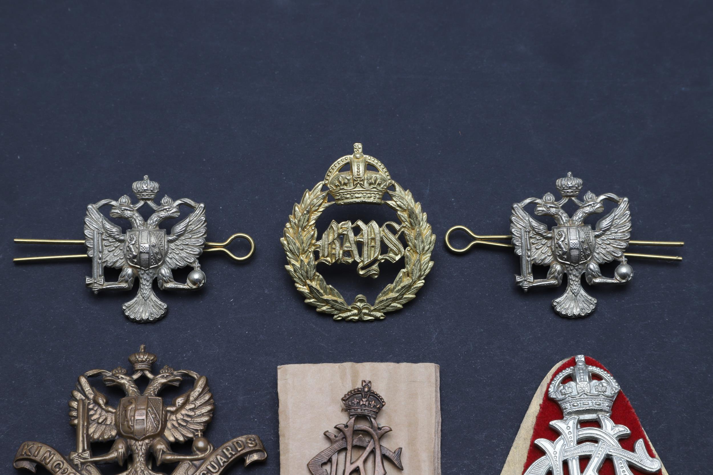 A COLLECTION OF DRAGOON GUARDS BADGES AND INSIGNIA. - Bild 2 aus 5