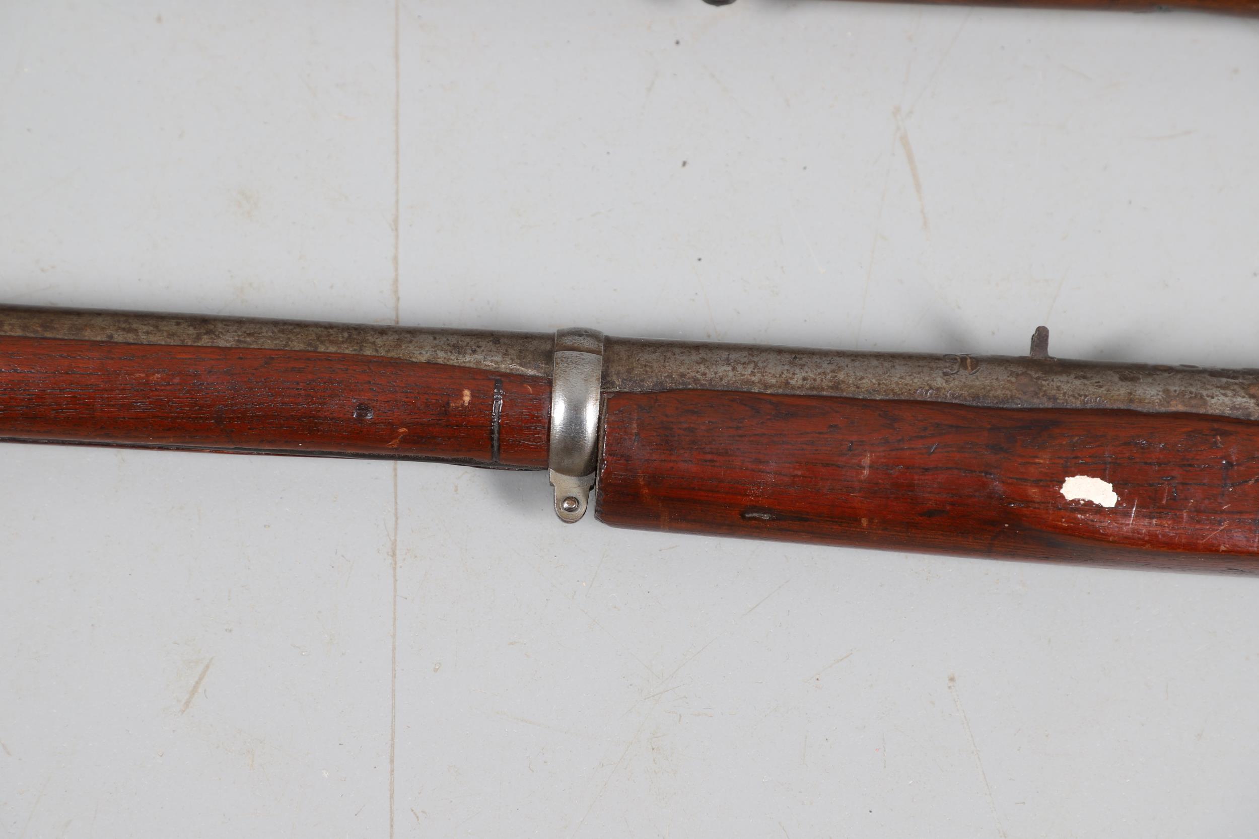 A 19TH CENTURY ENFIELD TYPE PERCUSSION FIRING RIFLE AND ANOTHER SIMILAR. - Image 22 of 23