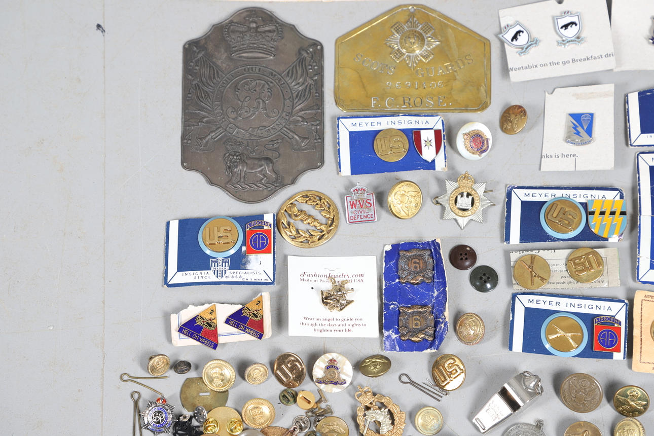A MIXED COLLECTION OF MILITARY BADGES AND BUTTONS TO INCLUDE A FIRST WORLD WAR 'ON WAR SERVICE' BADG - Image 8 of 11