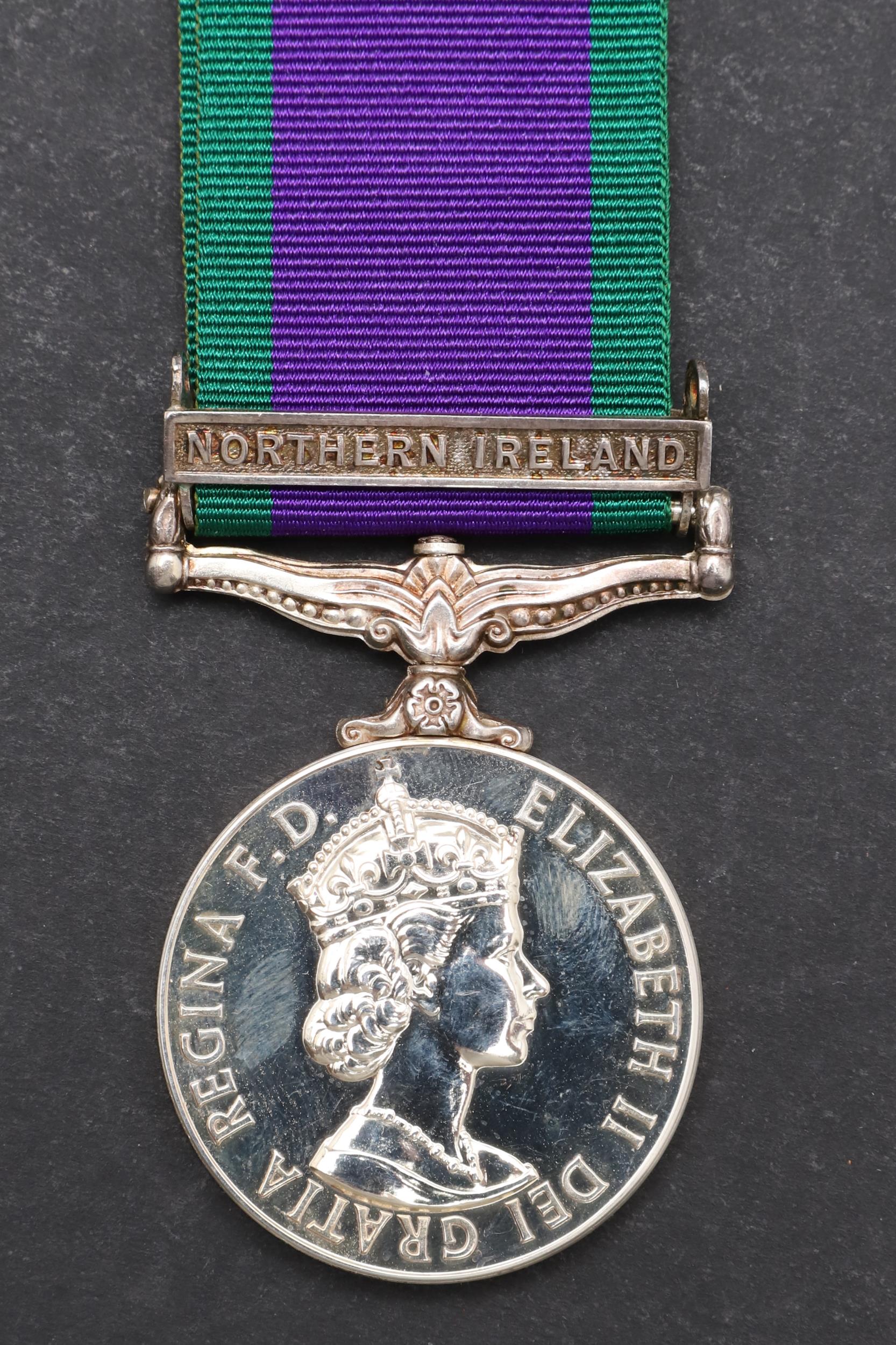 A GENERAL SERVICE MEDAL WITH NORTHERN IRELAND CLASP TO THE ARMED FORCES CHARITY. - Bild 2 aus 5