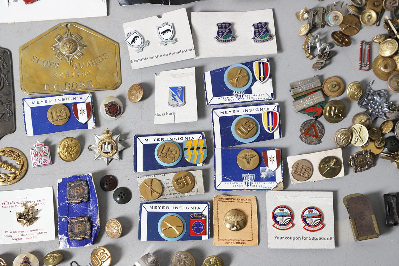 A MIXED COLLECTION OF MILITARY BADGES AND BUTTONS TO INCLUDE A FIRST WORLD WAR 'ON WAR SERVICE' BADG - Image 9 of 11