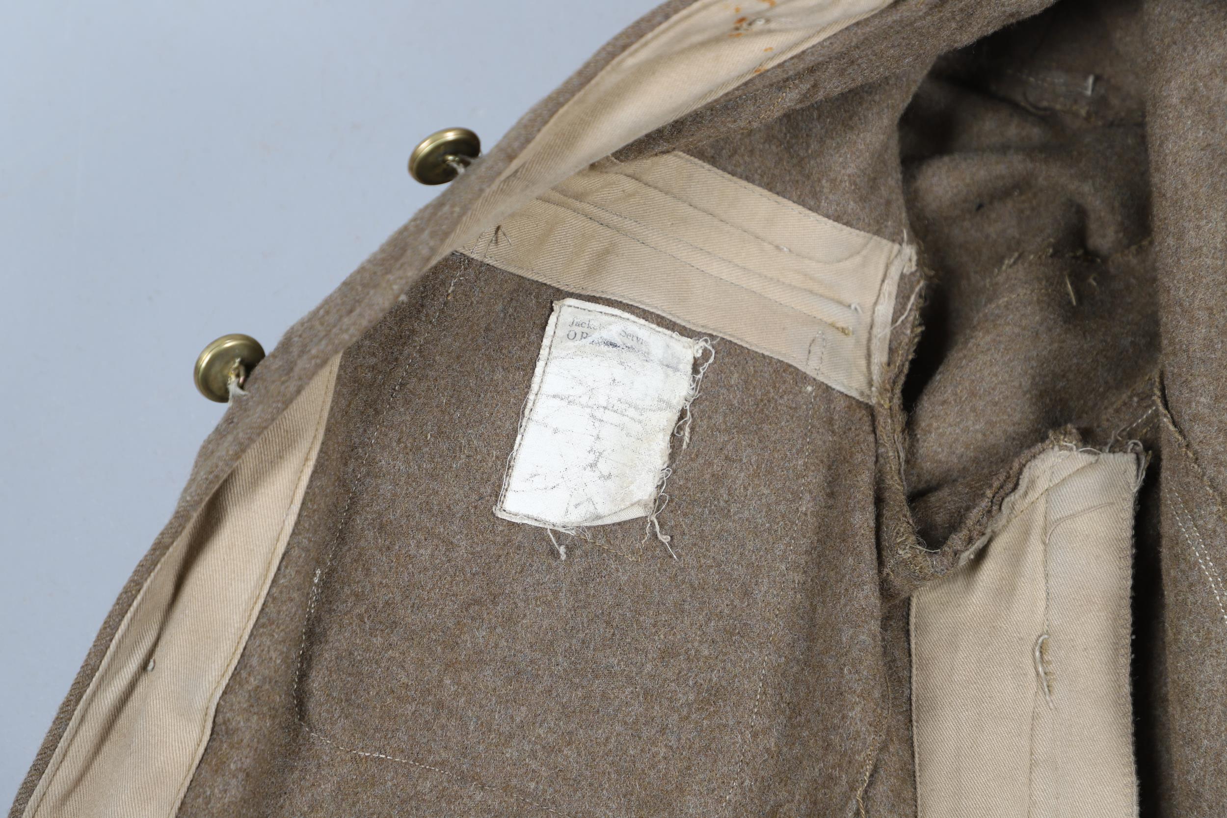 A 1922 PATTERN ARMY TUNIC WITH ROYAL ARTILLERY BUTTONS. - Bild 10 aus 12