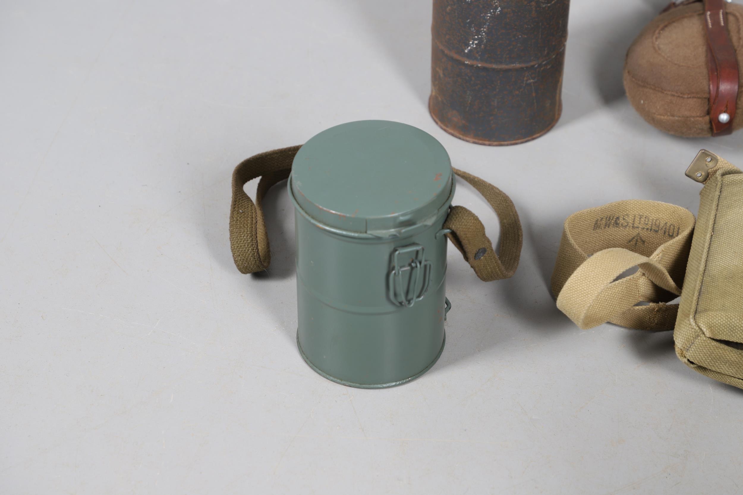 A COLLECTION OF FIRST WORLD WAR BRITISH TYPE WATER BOTTLES AND OTHER SIMILAR ITEMS. - Bild 3 aus 12