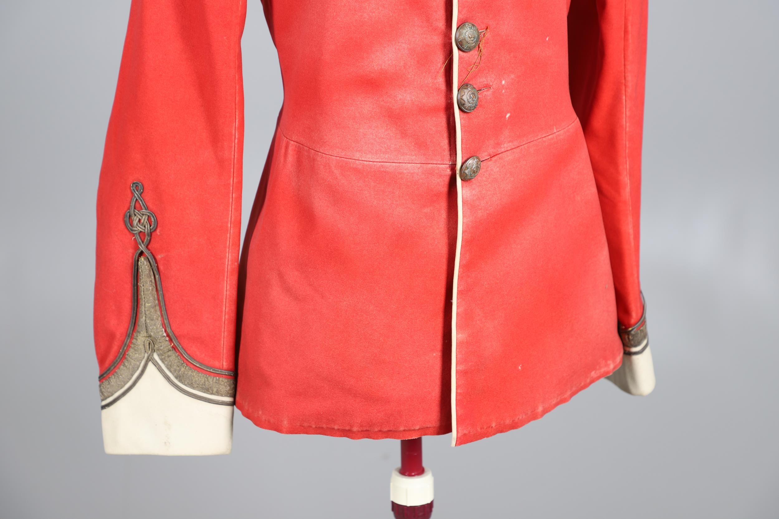 AN EARLY 20TH CENTURY SCARLET TUNIC FOR THE WORCESTER REGIMENT. - Image 3 of 16