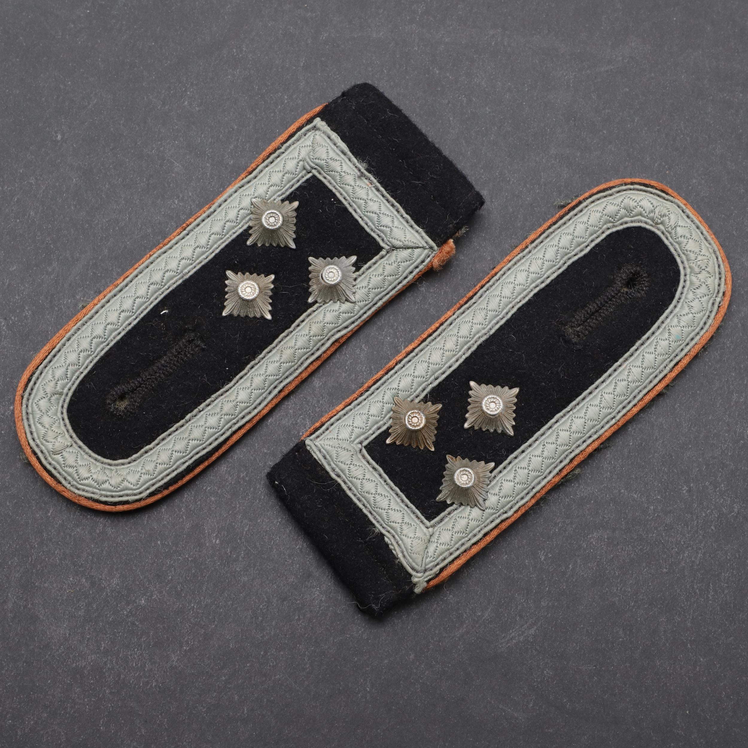 A PAIR OF SECOND WORLD WAR GERMAN WAFFEN-SS SHOULDER STRAPS.