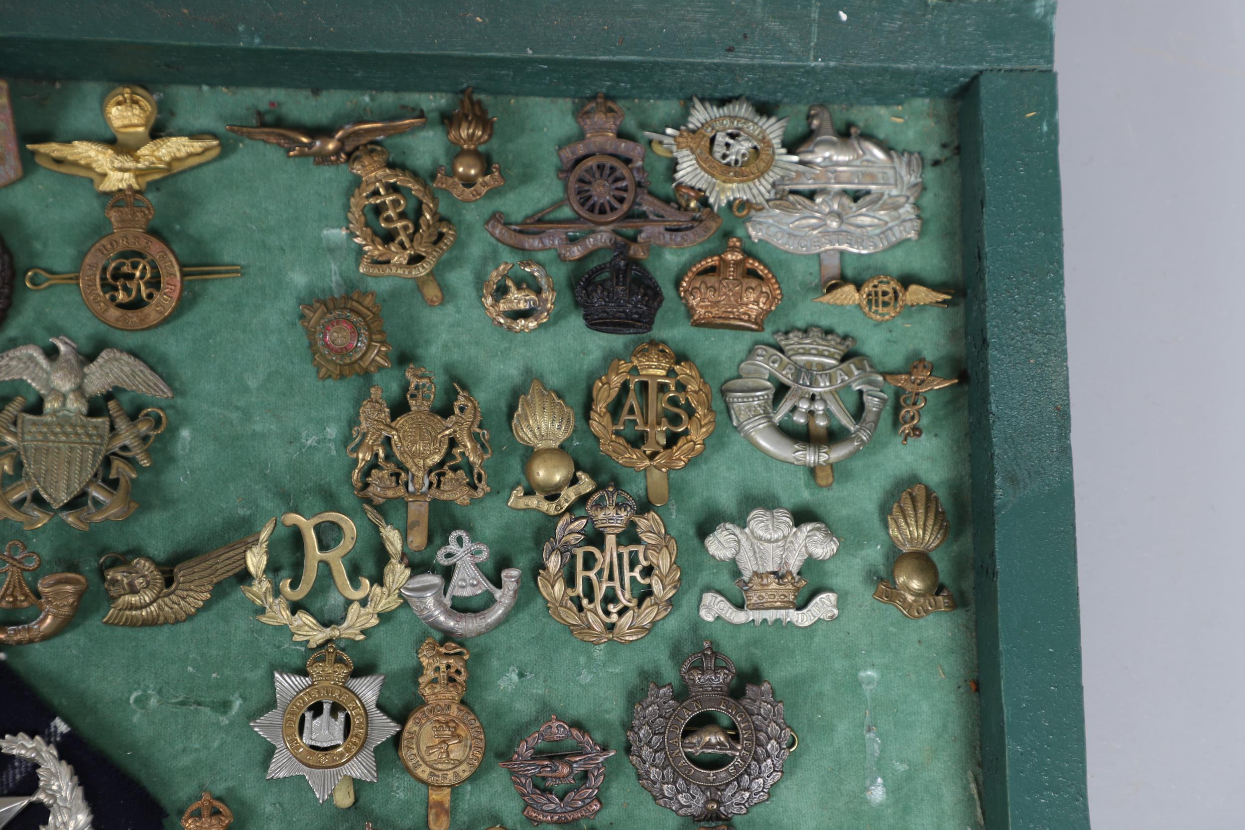 A COLLECTION OF MILITARY CAP BADGES AND OTHER INSIGNIA. - Bild 5 aus 11
