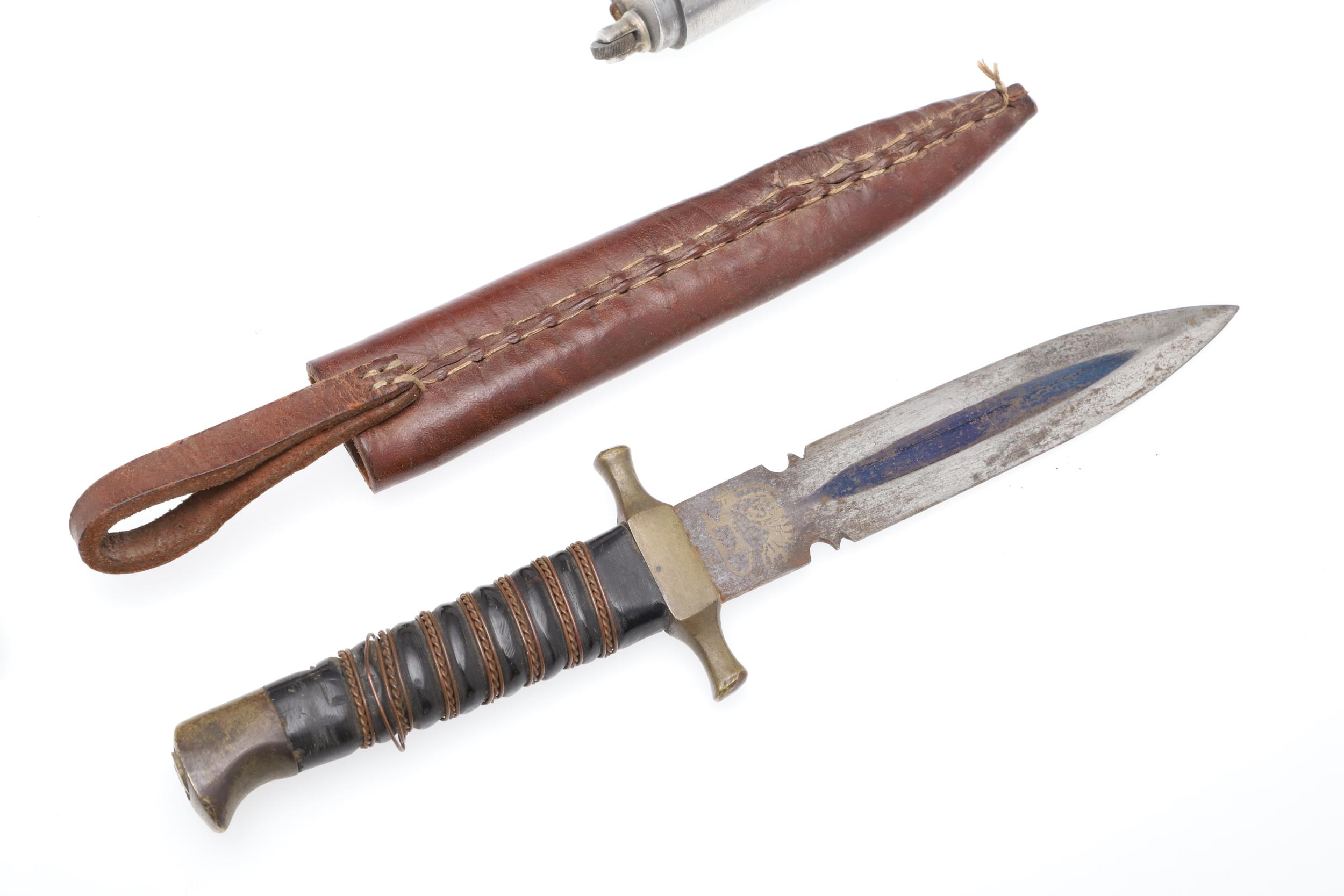 A FIRST WORLD WAR OFFICER'S PRIVATE PURCHASE DAGGER AND OTHER ITEMS. - Image 9 of 12