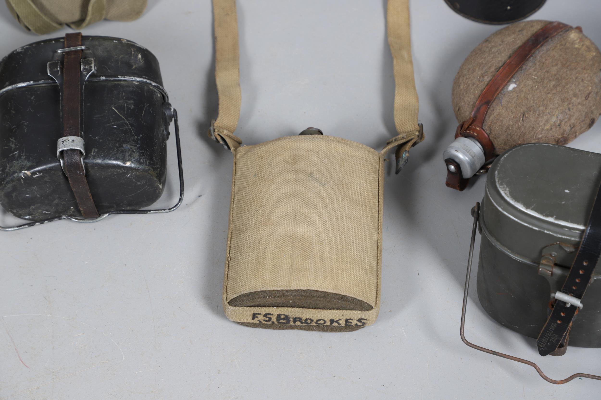 A COLLECTION OF FIRST WORLD WAR BRITISH TYPE WATER BOTTLES AND OTHER SIMILAR ITEMS. - Bild 12 aus 12