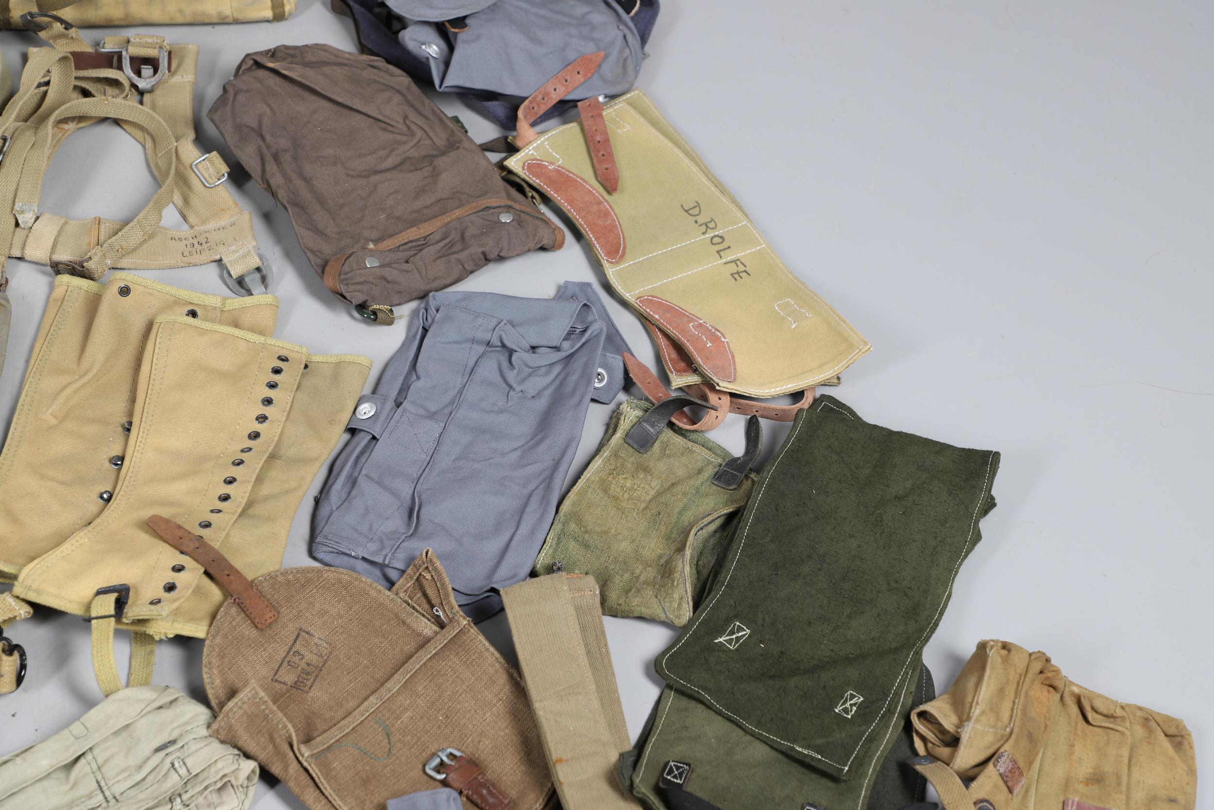 A LARGE COLLECTION OF WEBBING BELTS, KNEE PADS AND OTHER UNIFORM ITEMS, SECOND WORLD WAR AND LATER. - Bild 6 aus 28