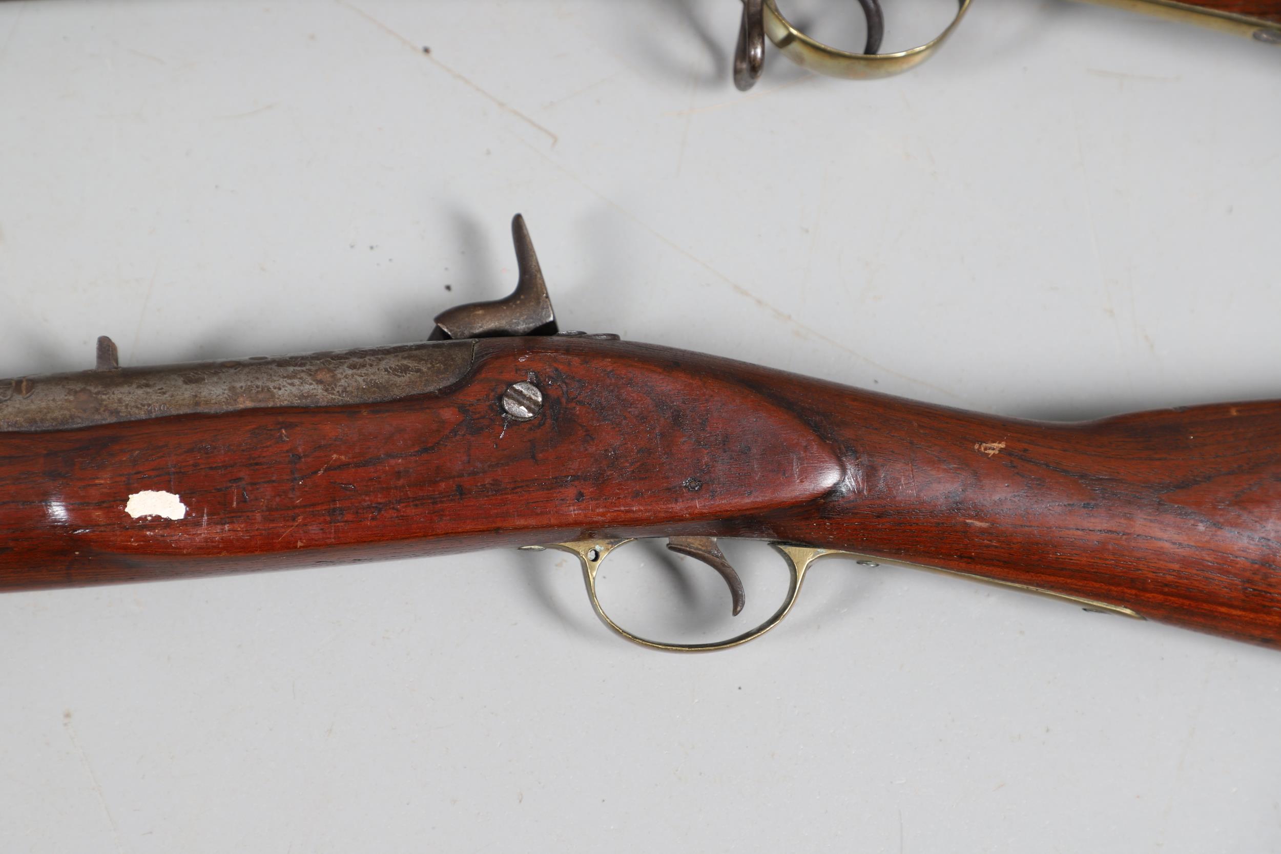 A 19TH CENTURY ENFIELD TYPE PERCUSSION FIRING RIFLE AND ANOTHER SIMILAR. - Image 21 of 23