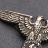 A SECOND WORLD WAR GERMAN SS OFFICER'S PEAKED CAP EAGLE.