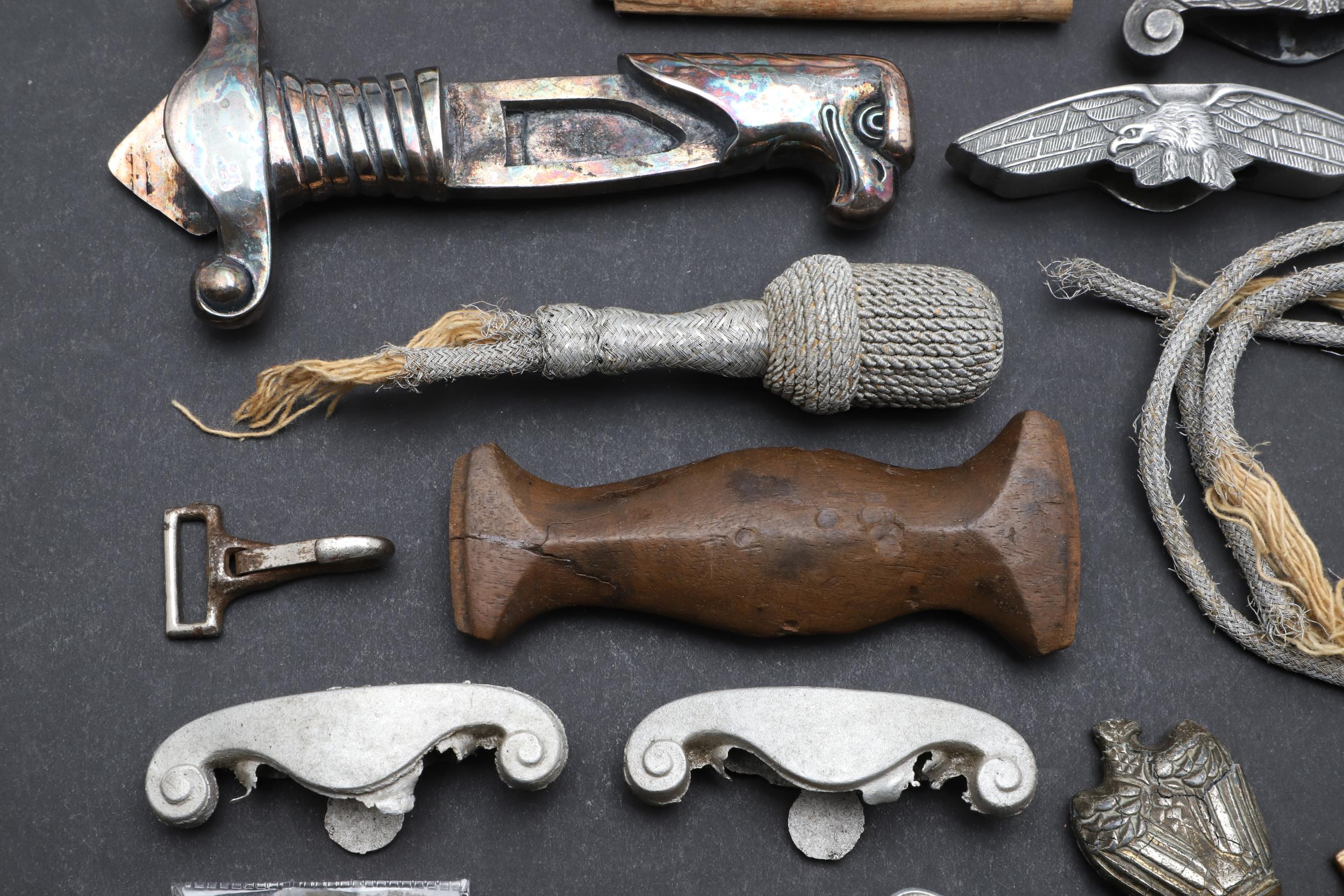 AN INTERESTING AND USEFUL COLLECTION OF SECOND WORLD WAR GERMAN DAGGER PARTS. - Bild 5 aus 14