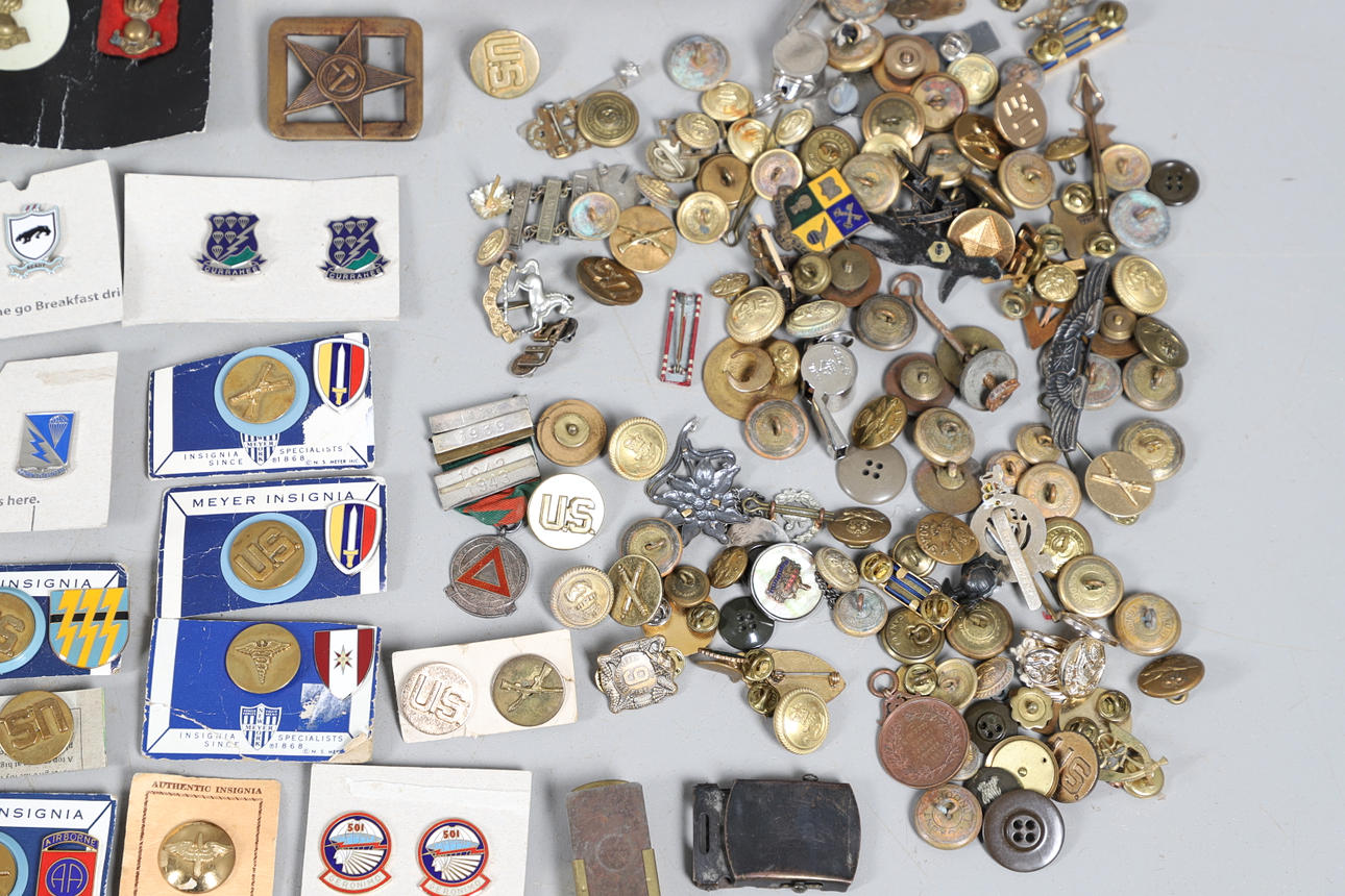 A MIXED COLLECTION OF MILITARY BADGES AND BUTTONS TO INCLUDE A FIRST WORLD WAR 'ON WAR SERVICE' BADG - Image 5 of 11