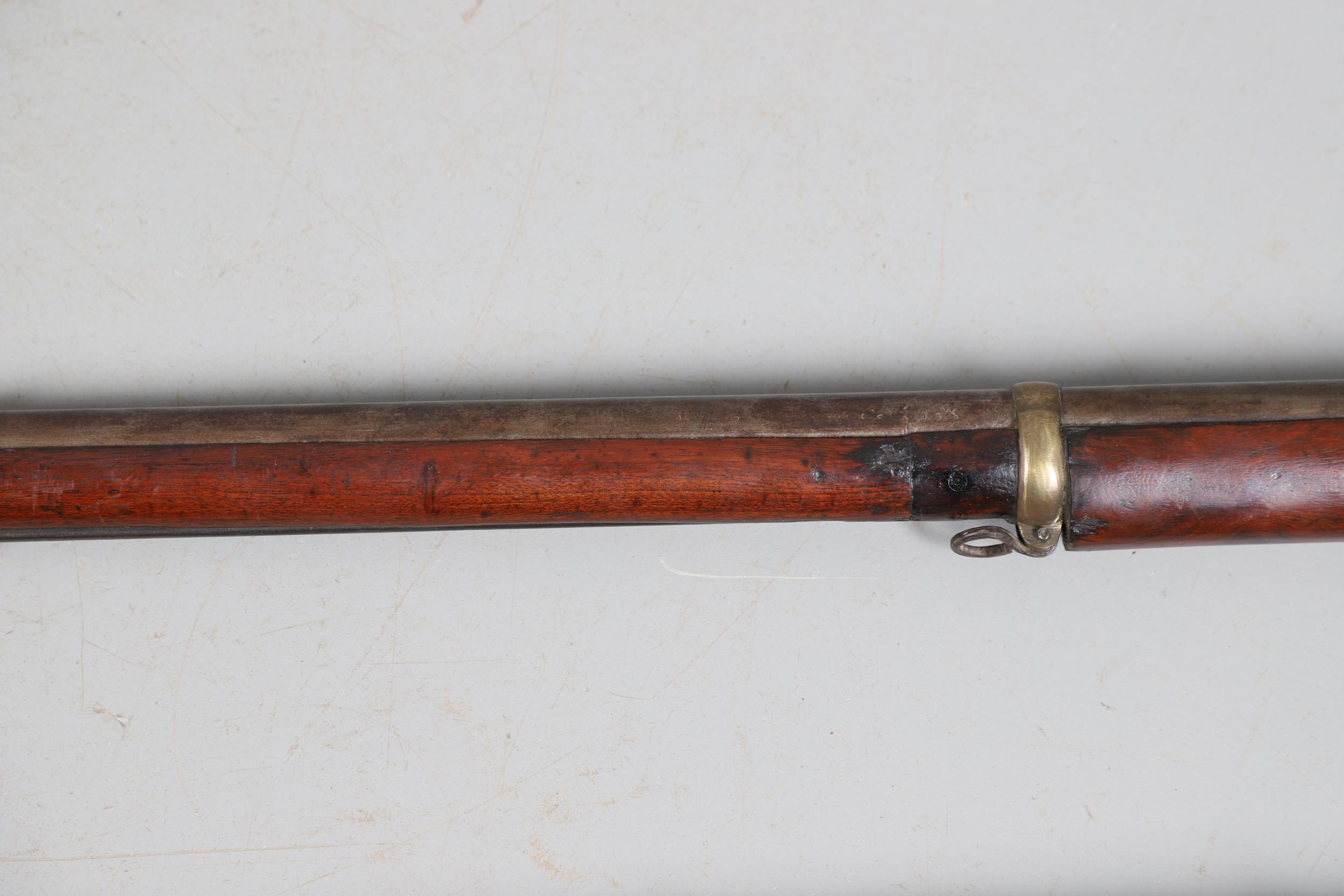 A 19TH CENTURY ENFIELD TYPE PERCUSSION FIRING RIFLE AND ANOTHER SIMILAR. - Bild 17 aus 22