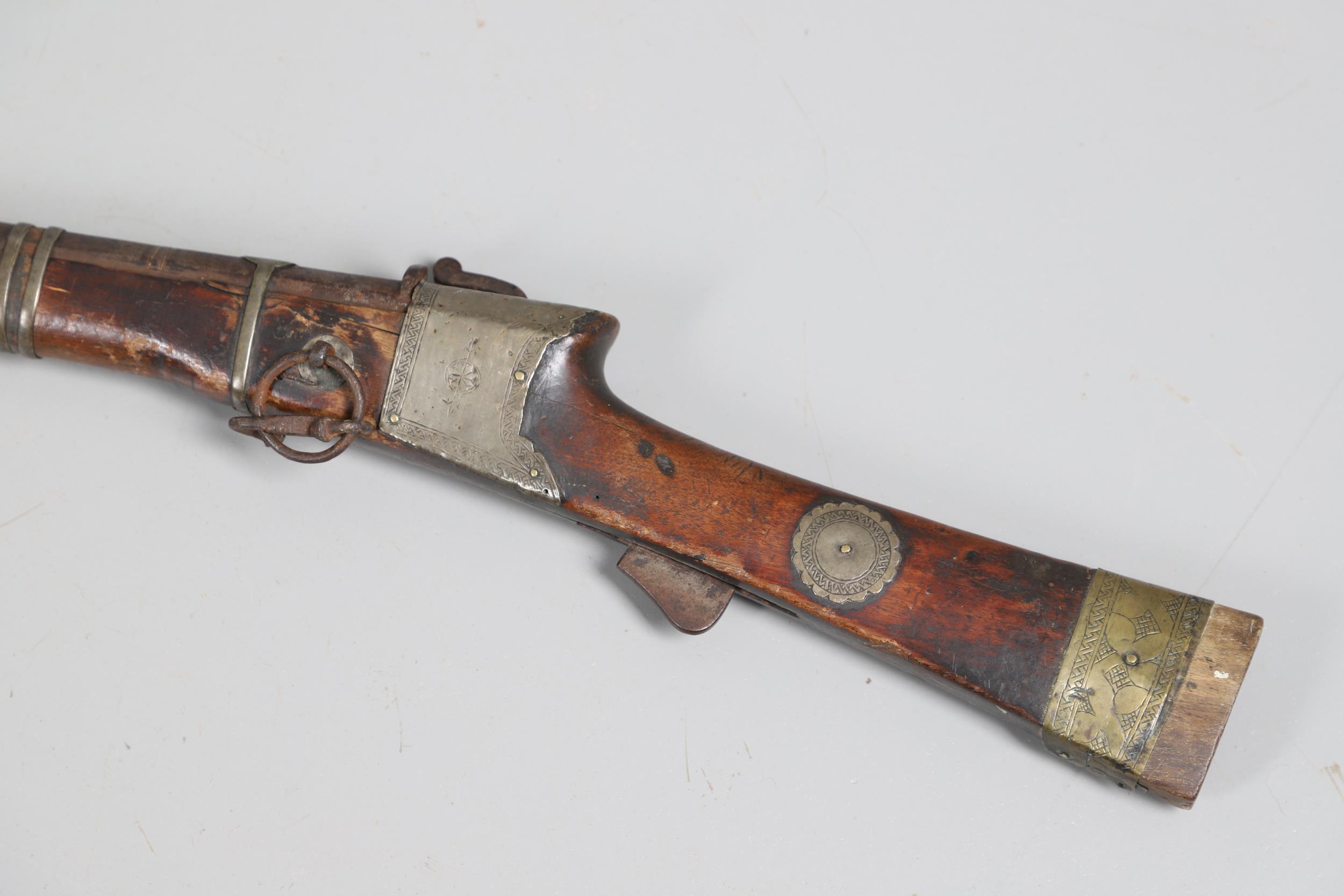 A 19TH CENTURY MATCHLOCK LONG GUN. - Image 12 of 25