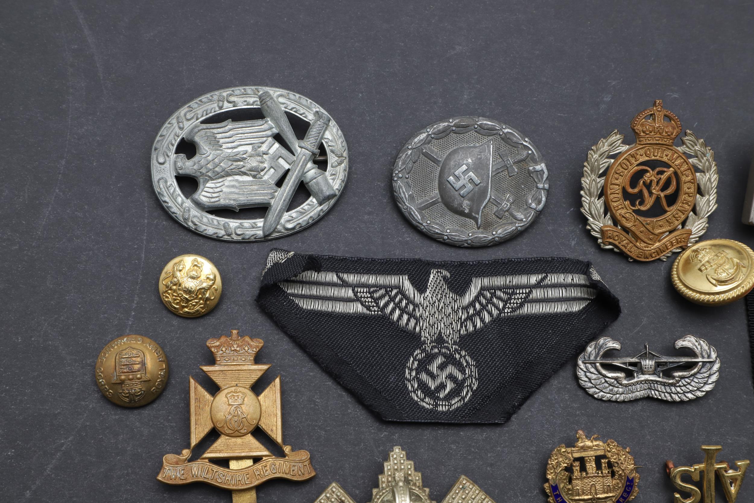 A COLLECTION OF SECOND WORLD WAR GERMAN AND BRITISH BADGES TO INCLUDE A WOUND BADGE. - Image 3 of 9