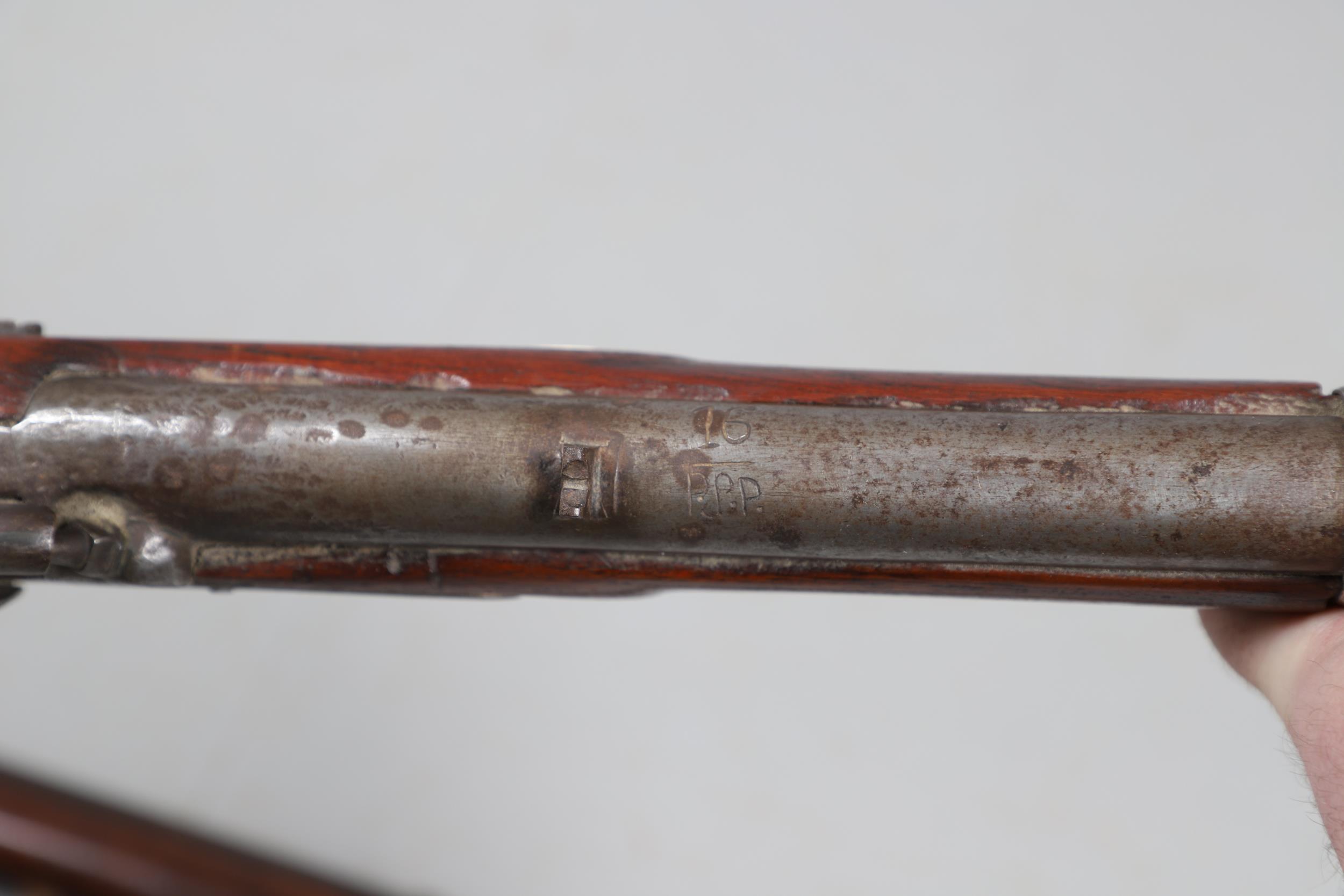 A 19TH CENTURY ENFIELD TYPE PERCUSSION FIRING RIFLE AND ANOTHER SIMILAR. - Image 18 of 23