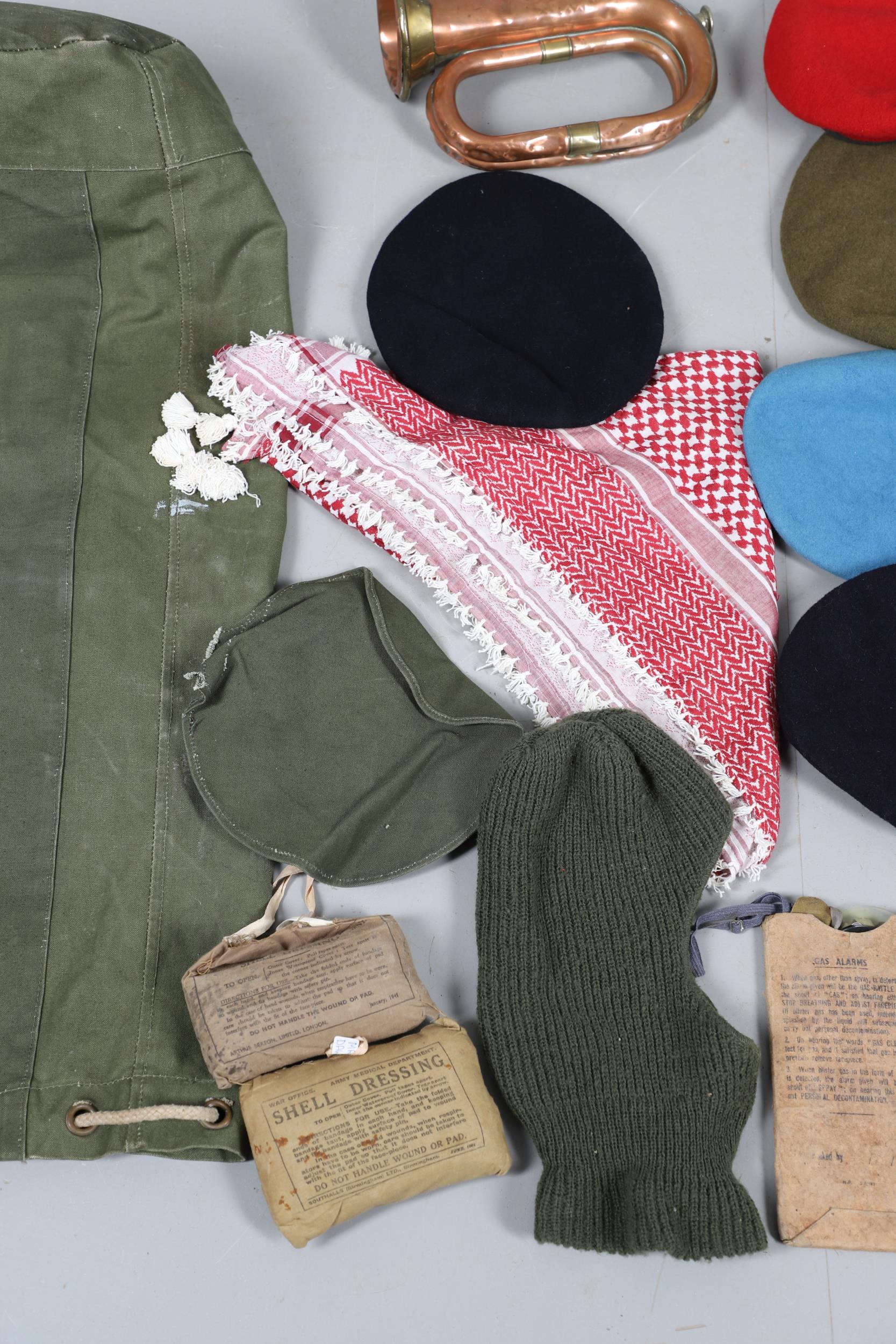A COLLECTION OF MILITARIA TO INCLUDE BERETS, BUGLES AND OTHER ITEMS. - Bild 10 aus 24