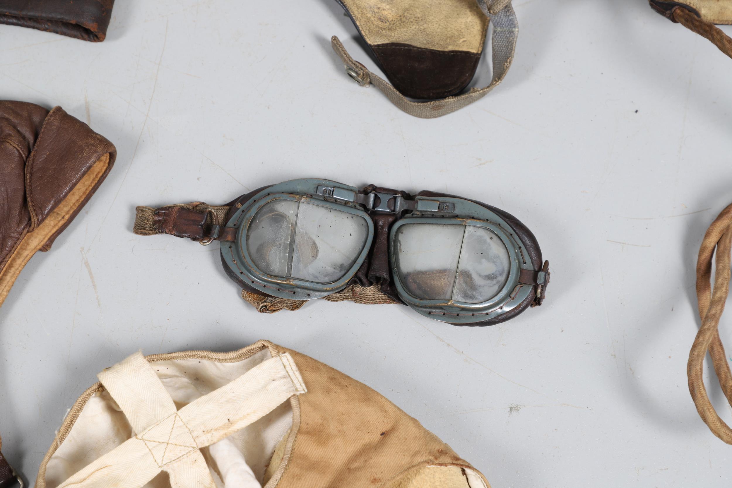 A SECOND WORLD WAR TYPE-C FLYING HELMET GOGGLES AND COMMUNICATIONS MASK. - Bild 5 aus 17