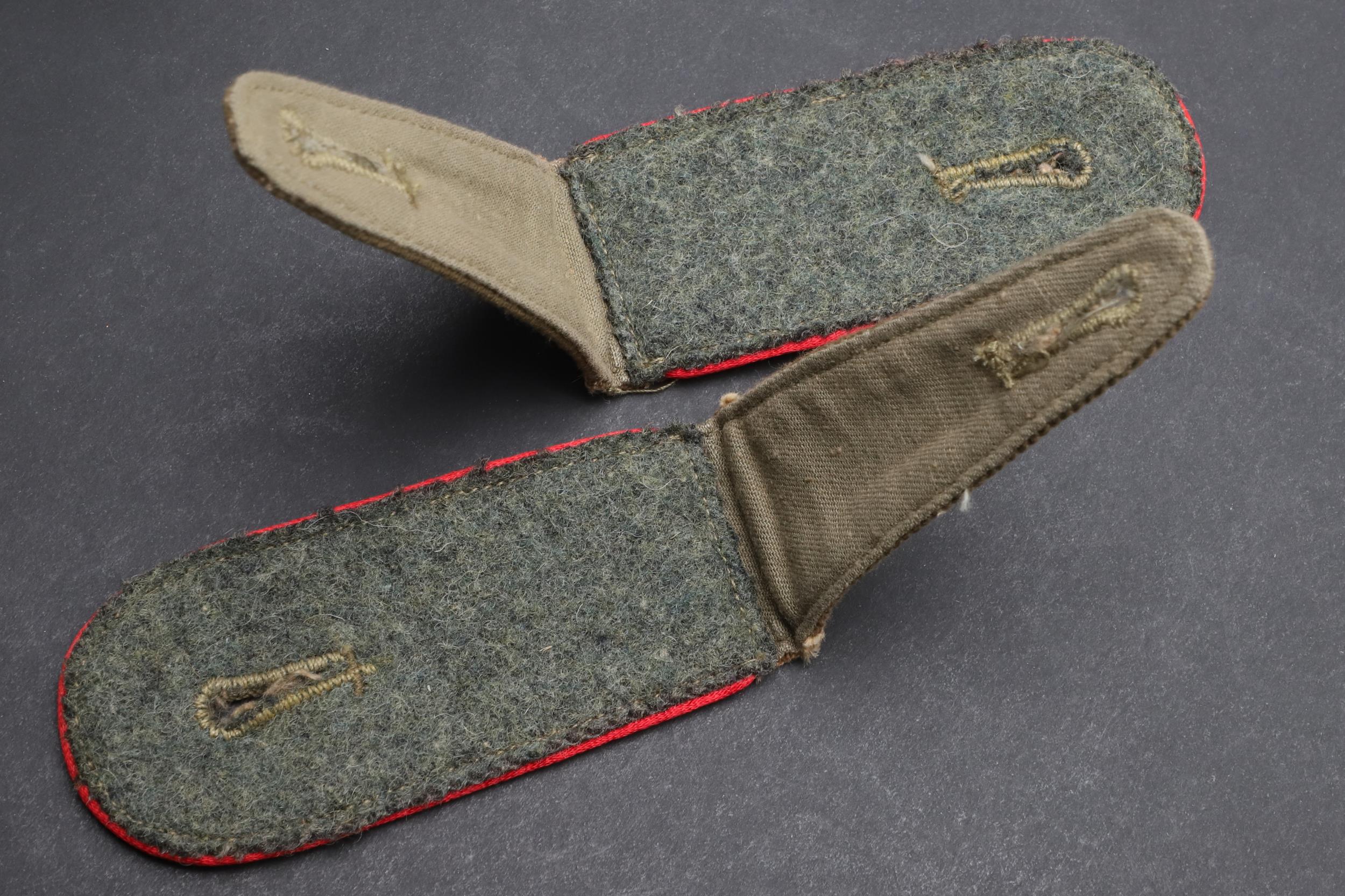 A PAIR OF SECOND WORLD WAR GERMAN AFRIKAKORPS ARTILLERY SHOULDER STRAPS. - Bild 4 aus 4