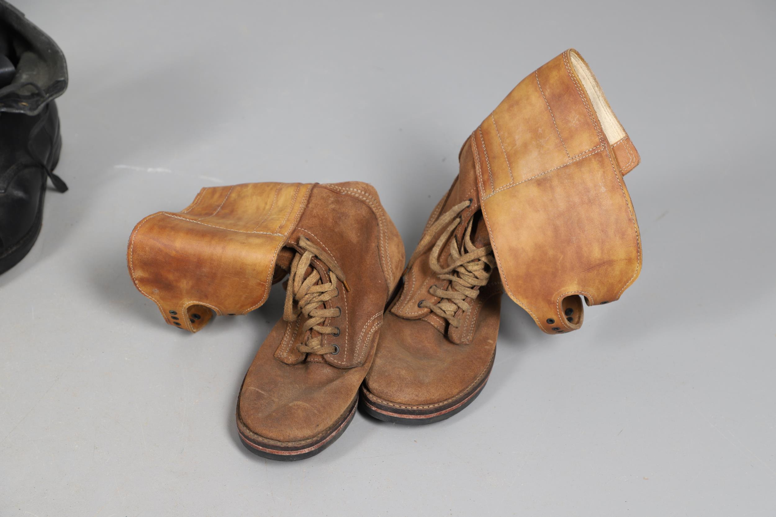 A COLLECTION OF MILITARY TYPE BOOTS TO INCLUDE A PAIR OF GERMAN TYPE BOOTS. - Bild 6 aus 14