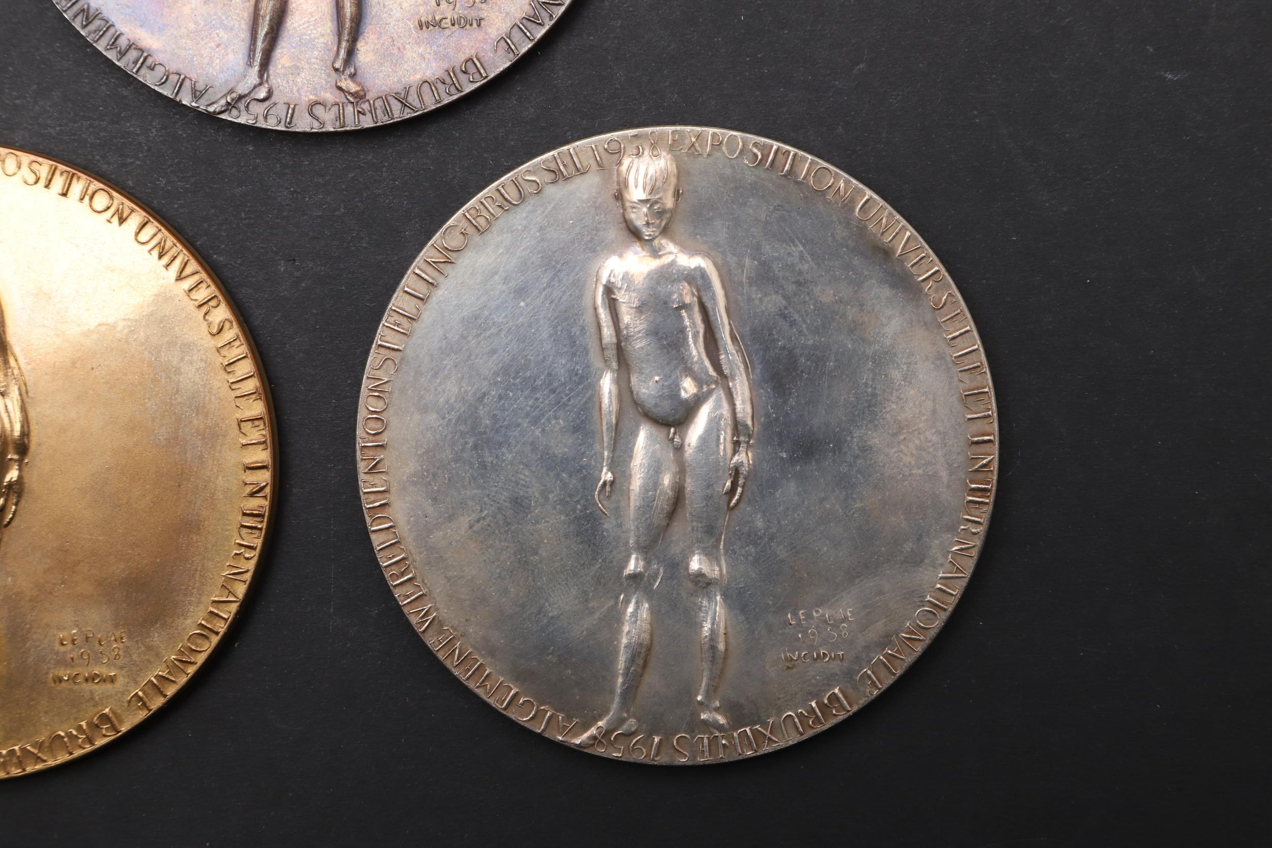 A SET OF THREE HISTORIC MEDALS FROM THE EXPOSITION UNIVERSELLE AND INTERNATIONALE, BRUSSELS 1958. - Bild 5 aus 10