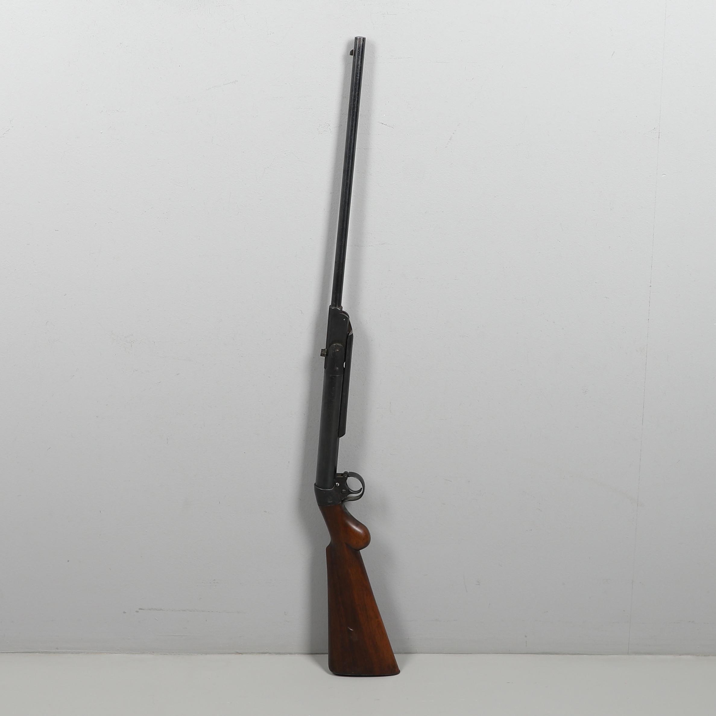 AN EARLY 20TH CENTURY LANES MUSKETEER 177 AIR RIFLE.