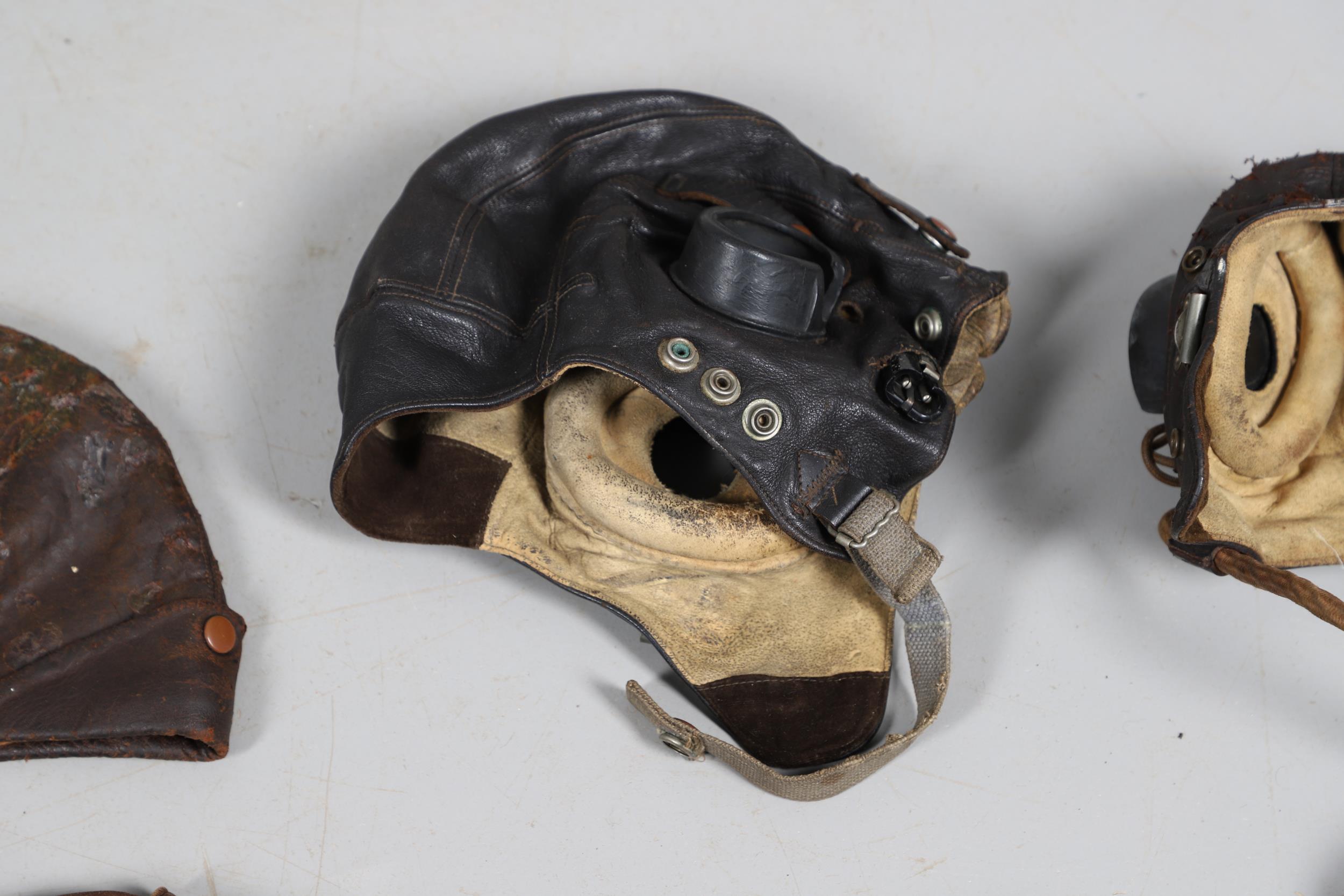 A SECOND WORLD WAR TYPE-C FLYING HELMET GOGGLES AND COMMUNICATIONS MASK. - Bild 2 aus 17