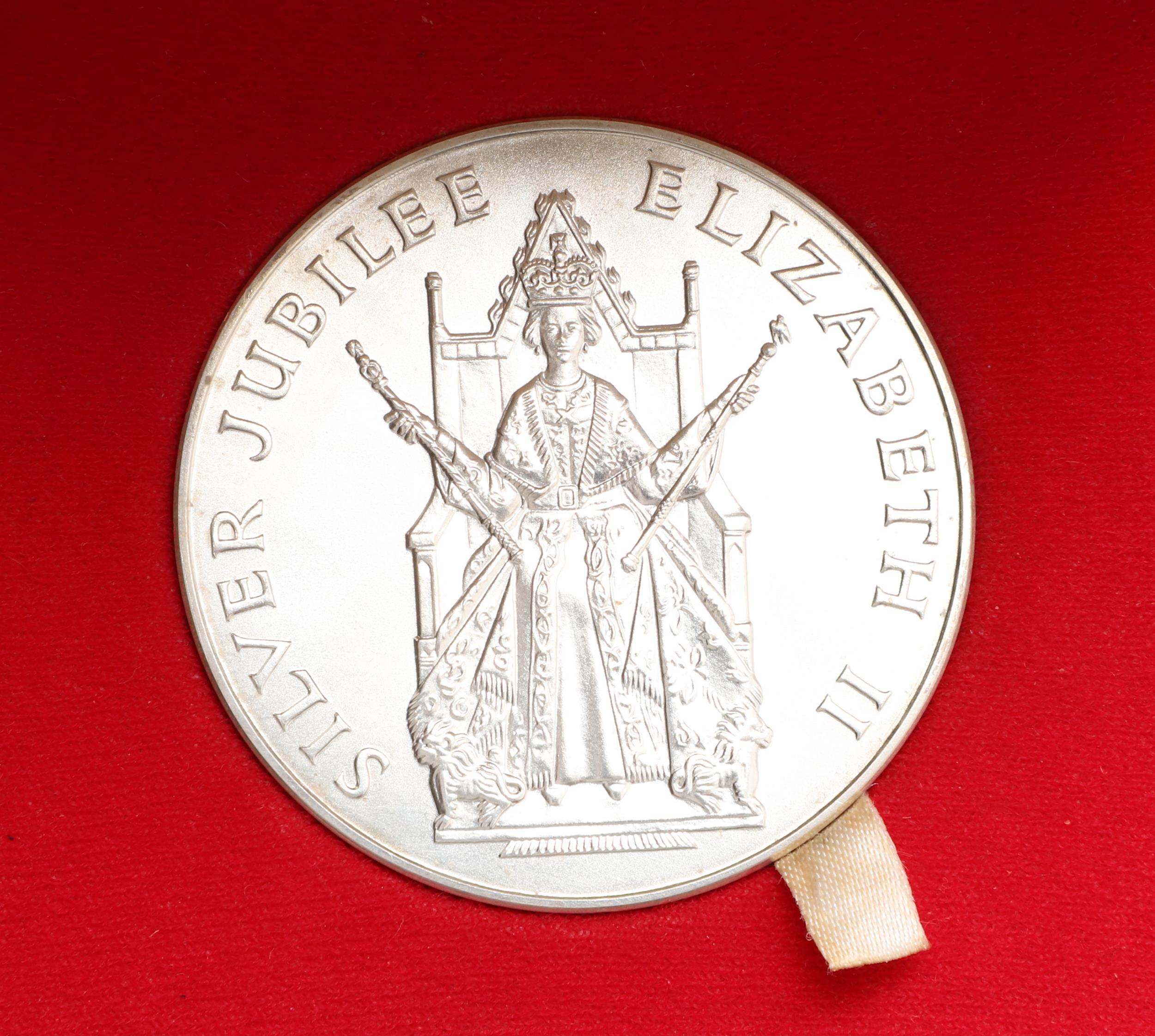 A ROYAL MINT SILVER MEDAL COMMEMORATING THE SILVER JUBILEE, 1977. - Bild 3 aus 6