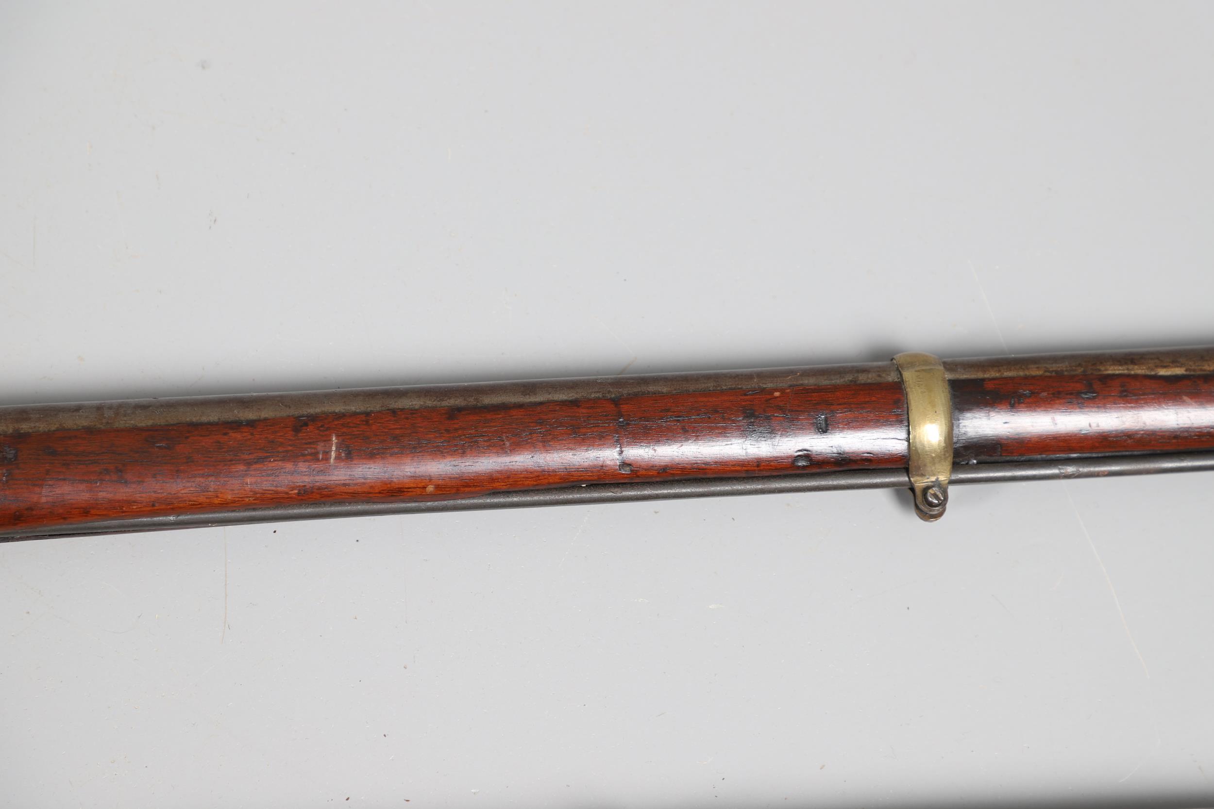 A 19TH CENTURY ENFIELD TYPE PERCUSSION FIRING RIFLE AND ANOTHER SIMILAR. - Bild 6 aus 22