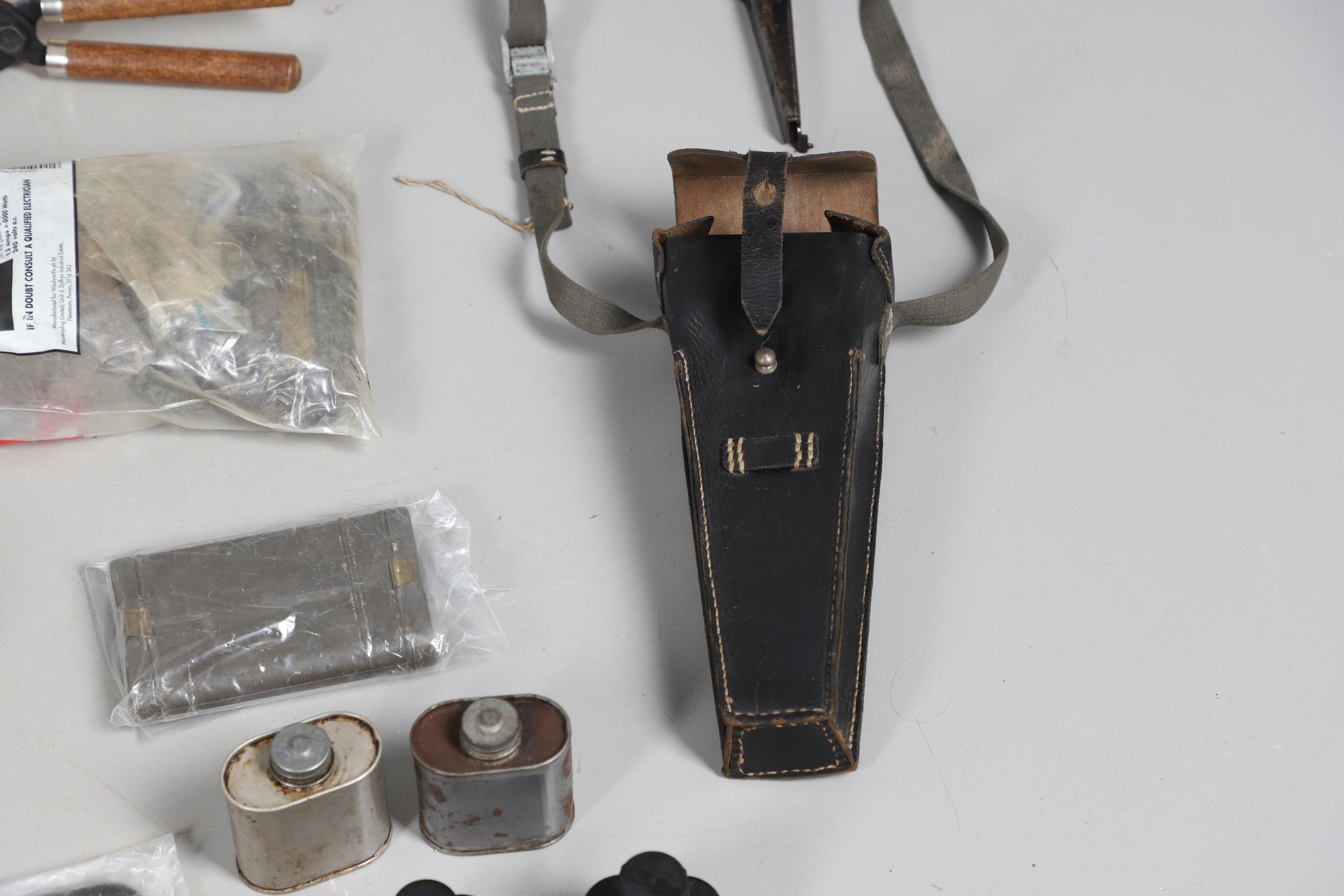 TWO MACHINE GUN BELT LOADING TOOLS AND A COLLECTION OF OTHER ITEMS. - Bild 11 aus 19