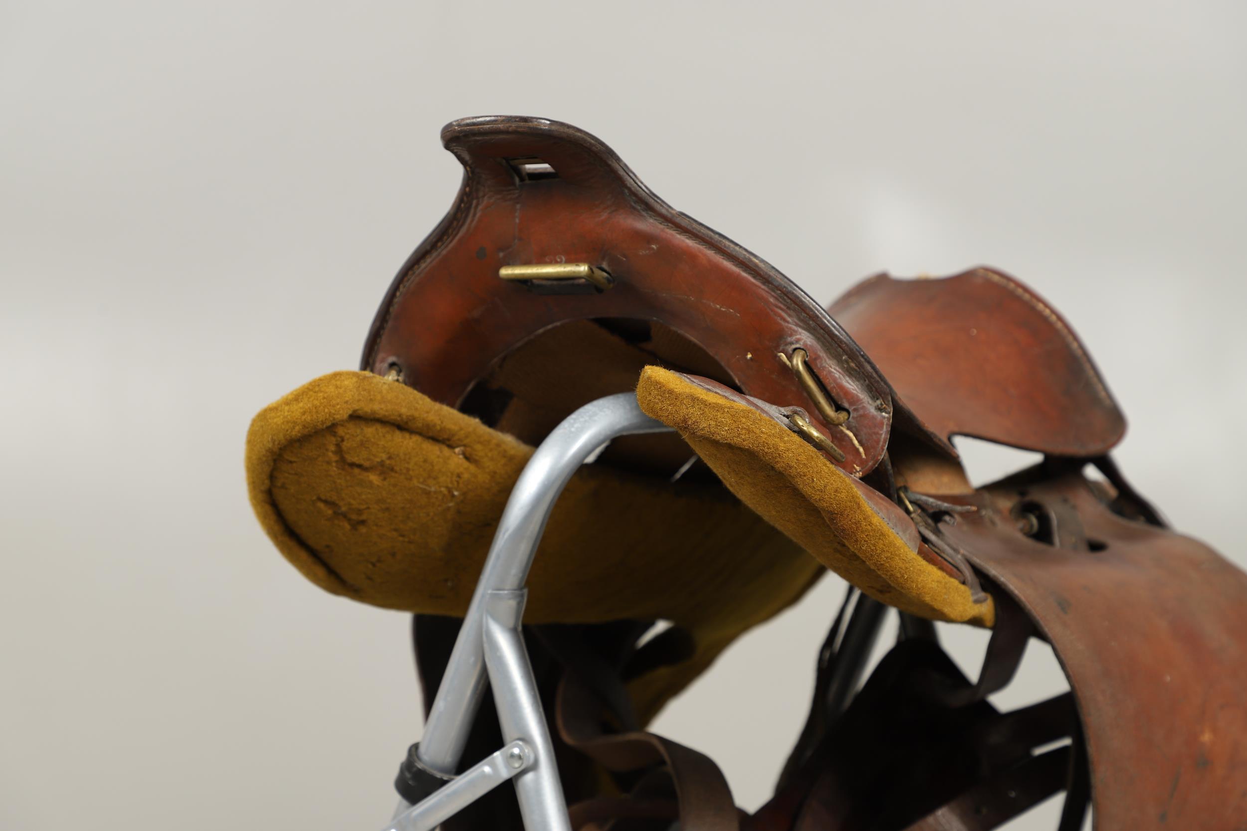 A SECOND WORLD WAR PERIOD 1912 PATTERN CAVALRY SADDLE BY CLIFF OF WALSALL. - Bild 7 aus 16