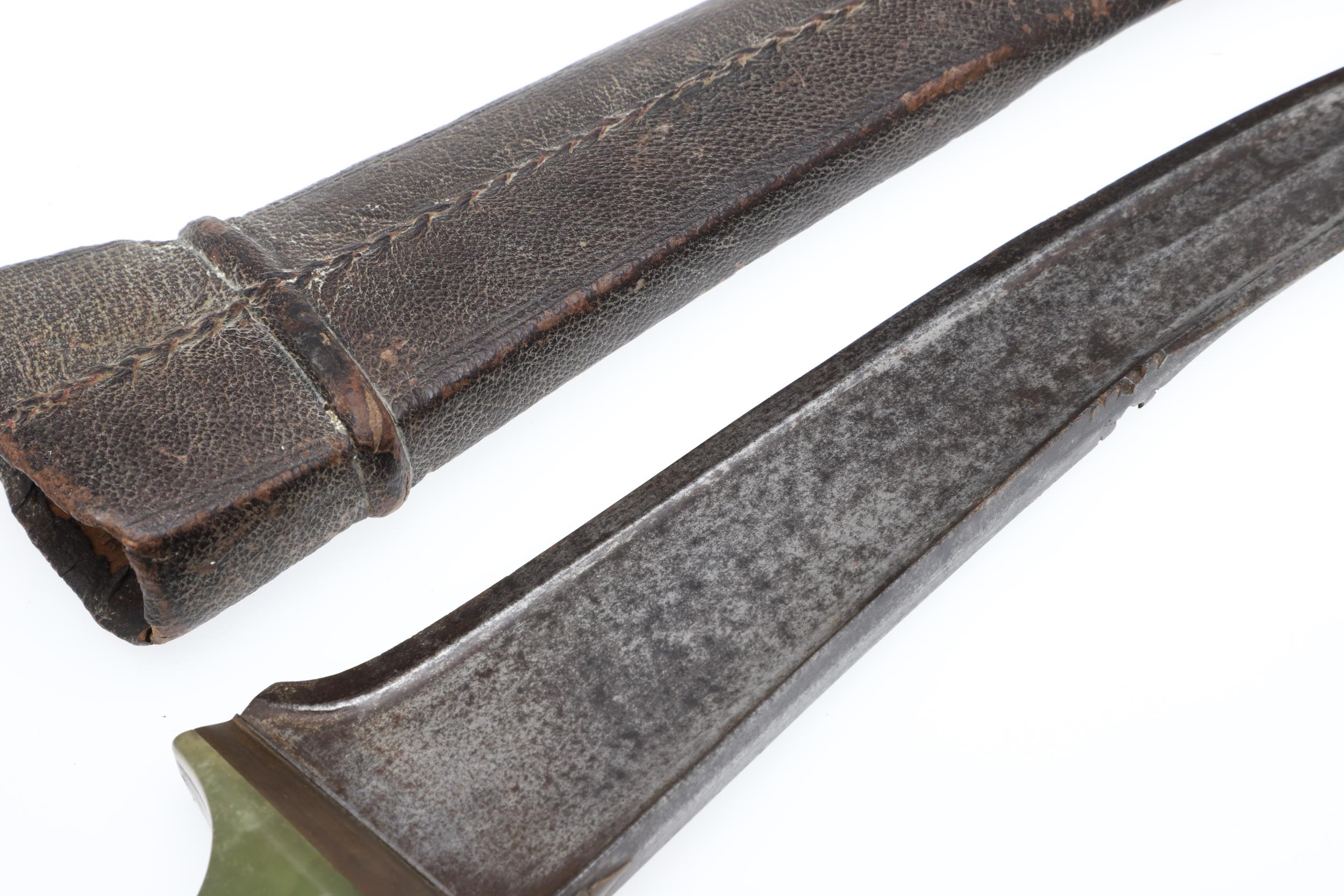 A FINE NORTH INDIAN 19TH CENTURY JADE HANDLED PESH KABZ KNIFE AND SCABBARD. - Image 7 of 11