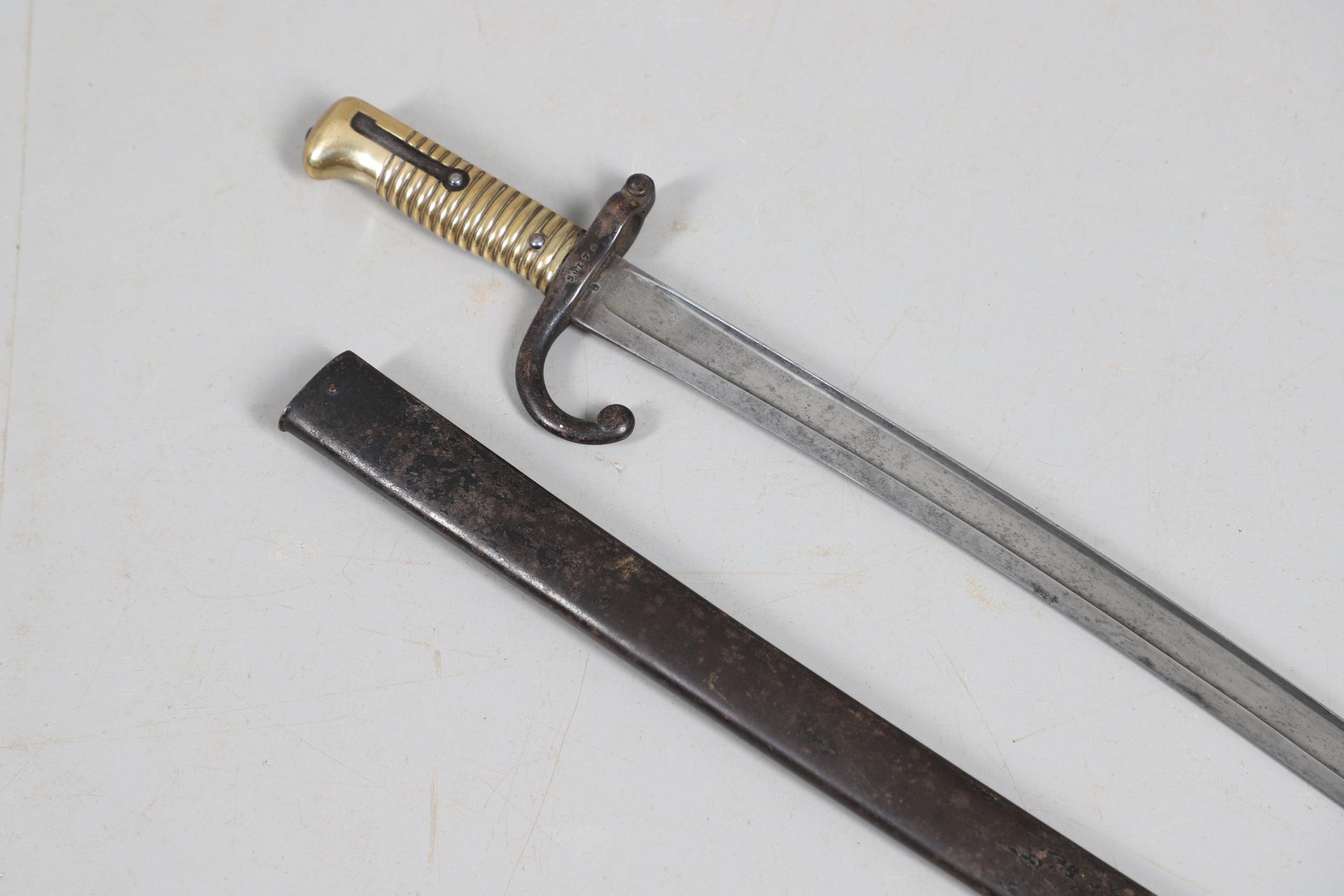 A 19TH CENTURY FRENCH CHASSEPOT BAYONET AND SCABBARD BY A SCARCE MANUFACTURER. - Bild 9 aus 12