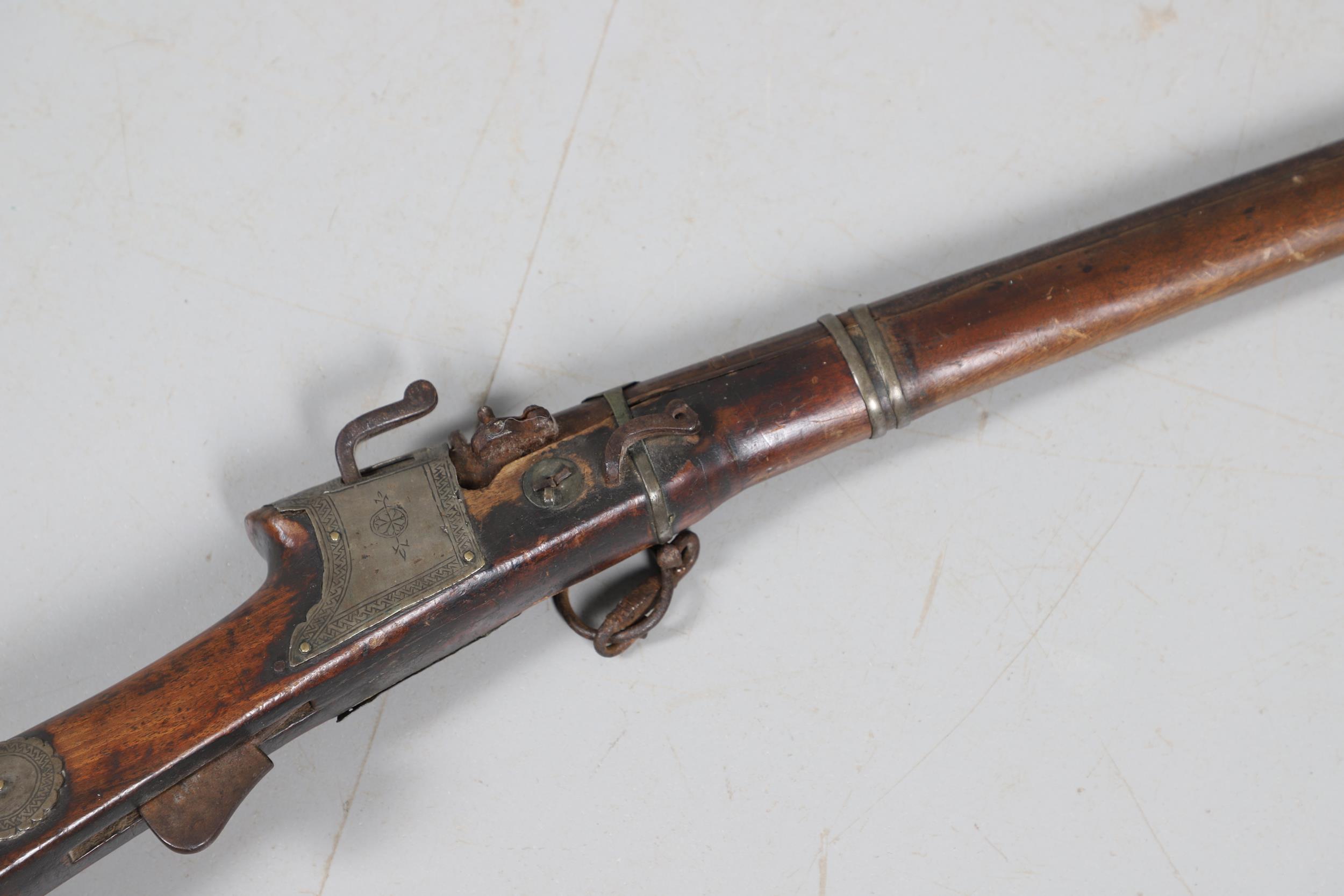 A 19TH CENTURY MATCHLOCK LONG GUN. - Image 6 of 25