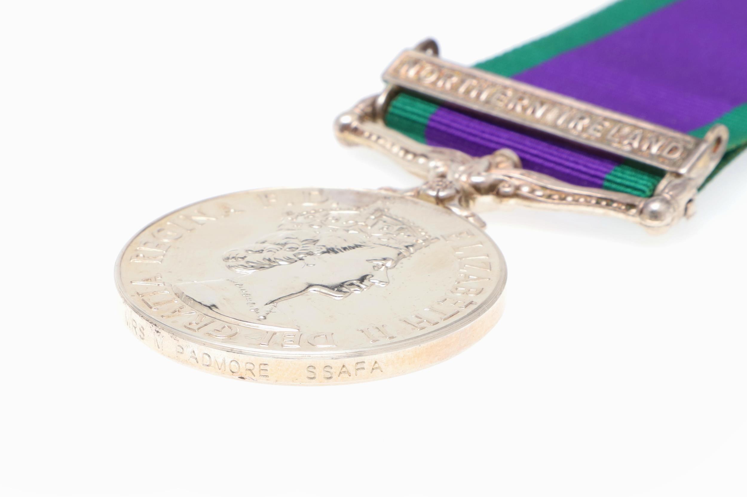 A GENERAL SERVICE MEDAL WITH NORTHERN IRELAND CLASP TO THE ARMED FORCES CHARITY. - Bild 4 aus 5