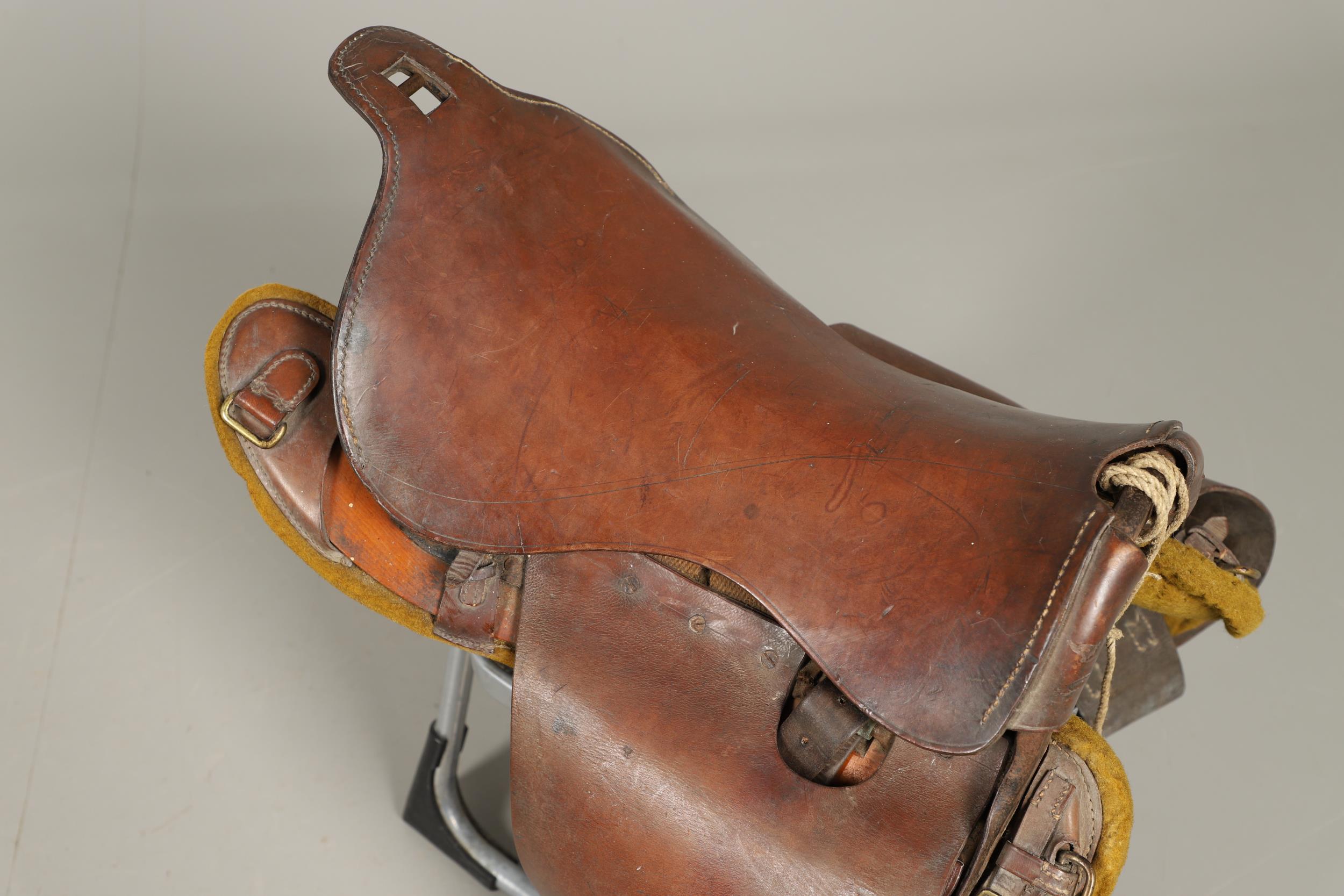 A SECOND WORLD WAR PERIOD 1912 PATTERN CAVALRY SADDLE BY CLIFF OF WALSALL. - Bild 2 aus 16